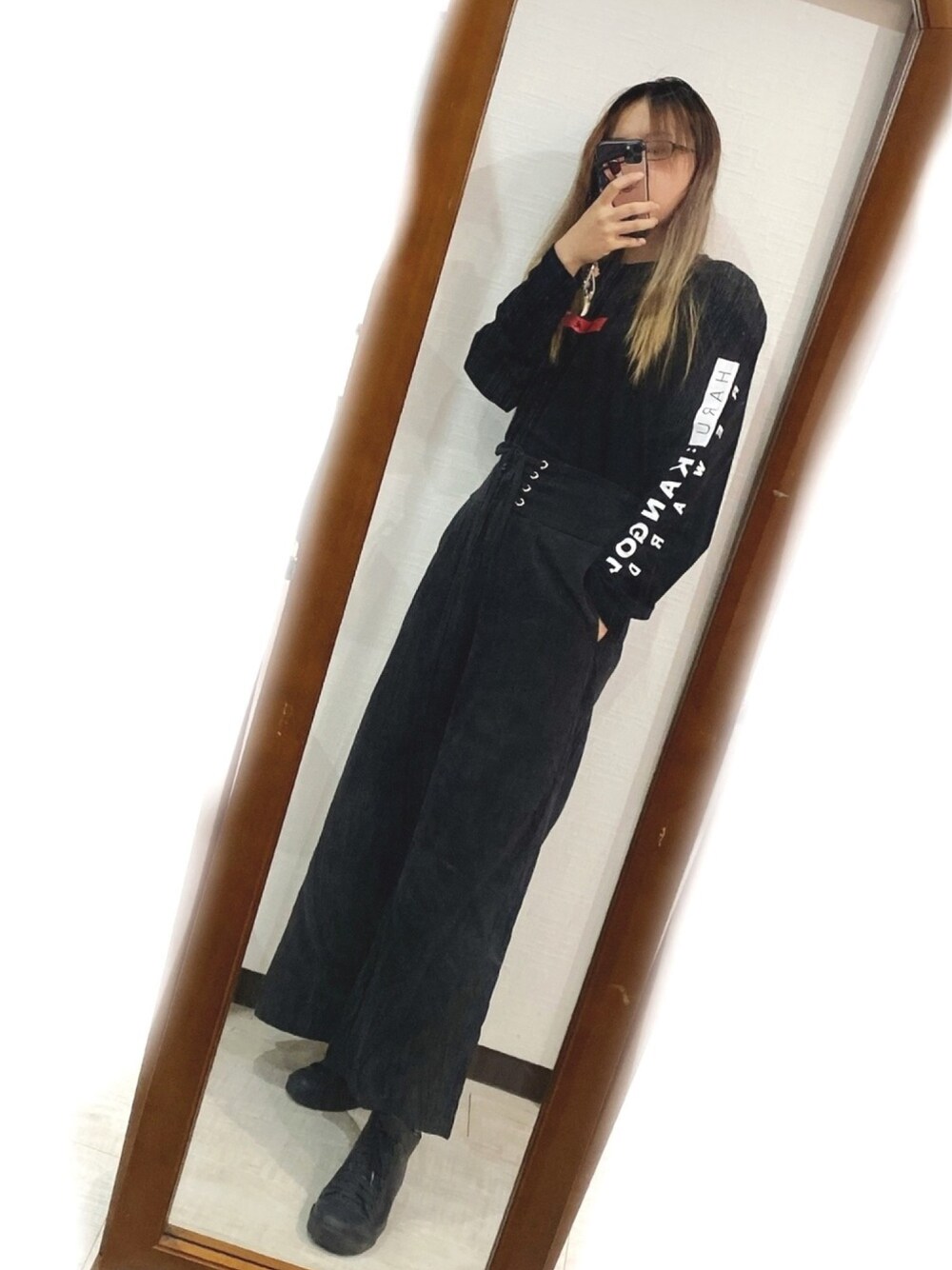 「パーカー、トレーナー、カンゴール、黒、秋、カジュアル、シンプルコーデ、ゆるコーデ、ワイドパンツ、ブラック」｜「KANGOL REWARDのアイテム（パーカー、ブラック系）」を使った、Sunsetwindさん（レディース・168cm）の秋コーディネートの1枚目の写真
