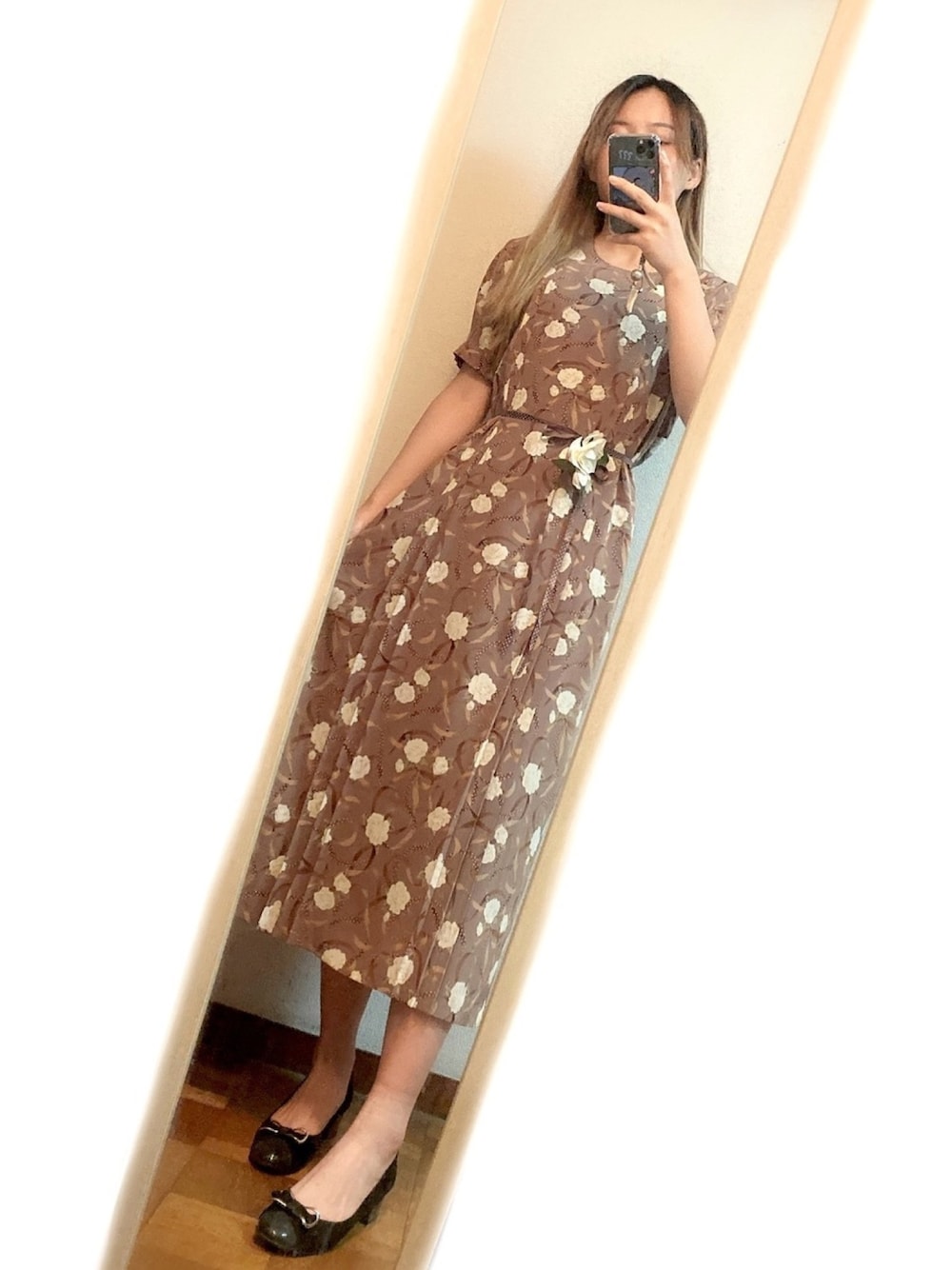 「秋冬コーデ、シンプルコーデ、ゆるコーデ、おしゃれさんと繋がりたい、大人女子、花柄、花柄ワンピース、ワンピース、ブラウン、大人カジュアル」｜「INGEBORGのアイテム（ワンピース/ドレス、ブラウン系）」を使った、Sunsetwindさん（レディース・168cm）の秋コーディネートの1枚目の写真