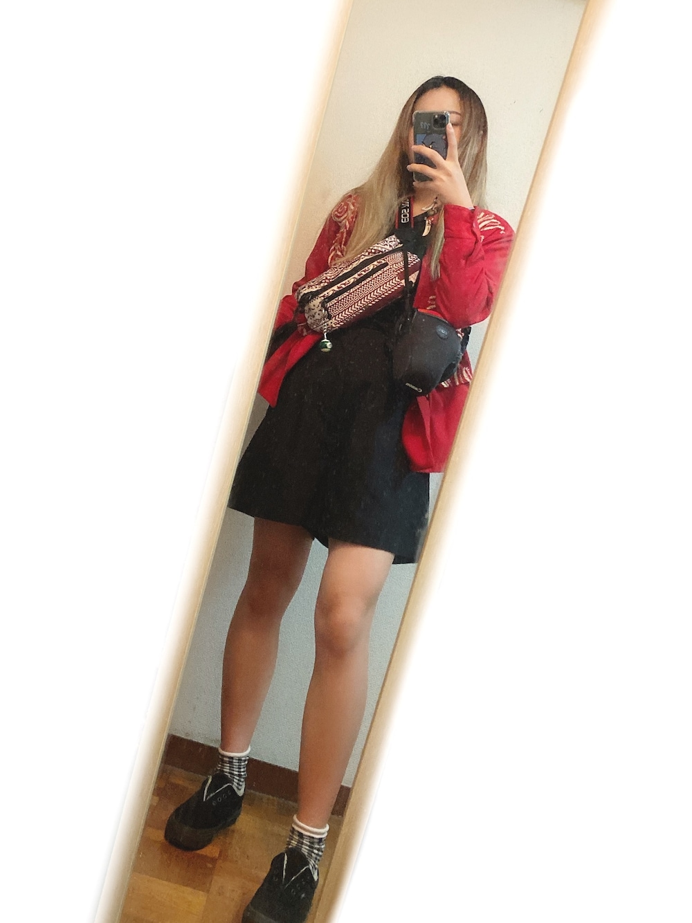 「休日スタイル、シンプル、秋、古着、vintage、シャツスタイル、シャツ、赤、ユニセックス、秋色」｜「VINTAGEのアイテム（シャツ/ブラウス、レッド系）」を使った、Sunsetwindさん（レディース・168cm）の秋コーディネートの1枚目の写真