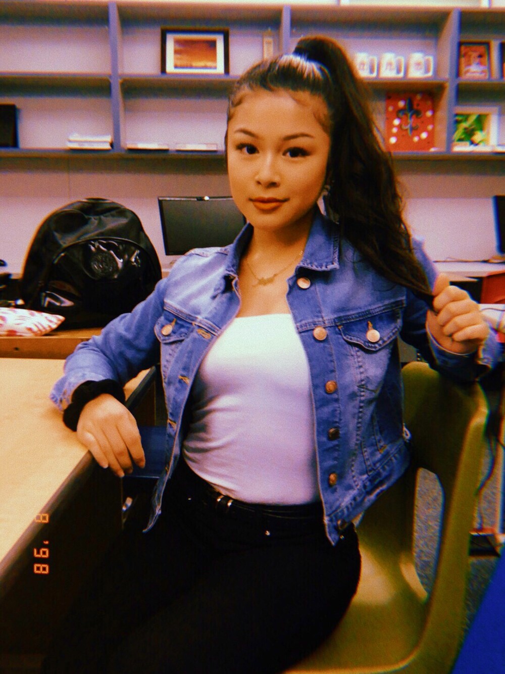 ホワイト系のチューブトップ、ブルー系のデニムジャケット、ブラック系のその他パンツを着用したレディースの春コーディネートの1枚目の写真