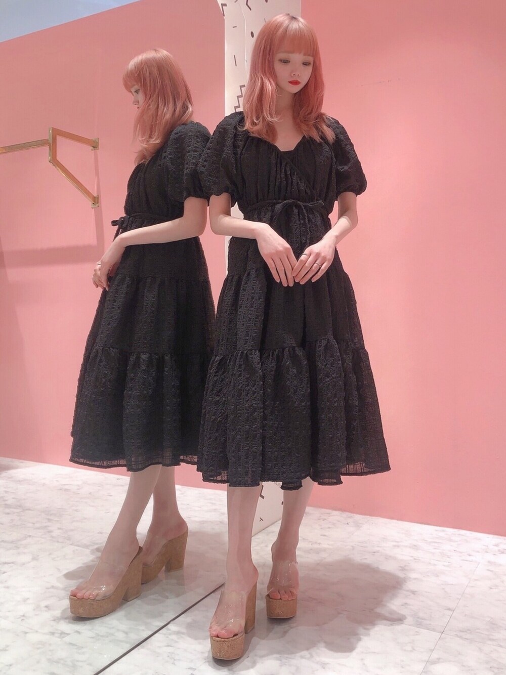 「lilLilly、リルリリー、LILICIOUS、リリシャス、pain、カシュクール、カシュクールワンピース、ブラック、パフスリーブ、ミモレ丈」｜「PAINのカシュクールロングガウン（ワンピース、ブラック系）」を使った、𝒮𝒶𝓎𝒶𝓀𝒶さん（レディース・154cm）の春コーディネートの1枚目の写真
