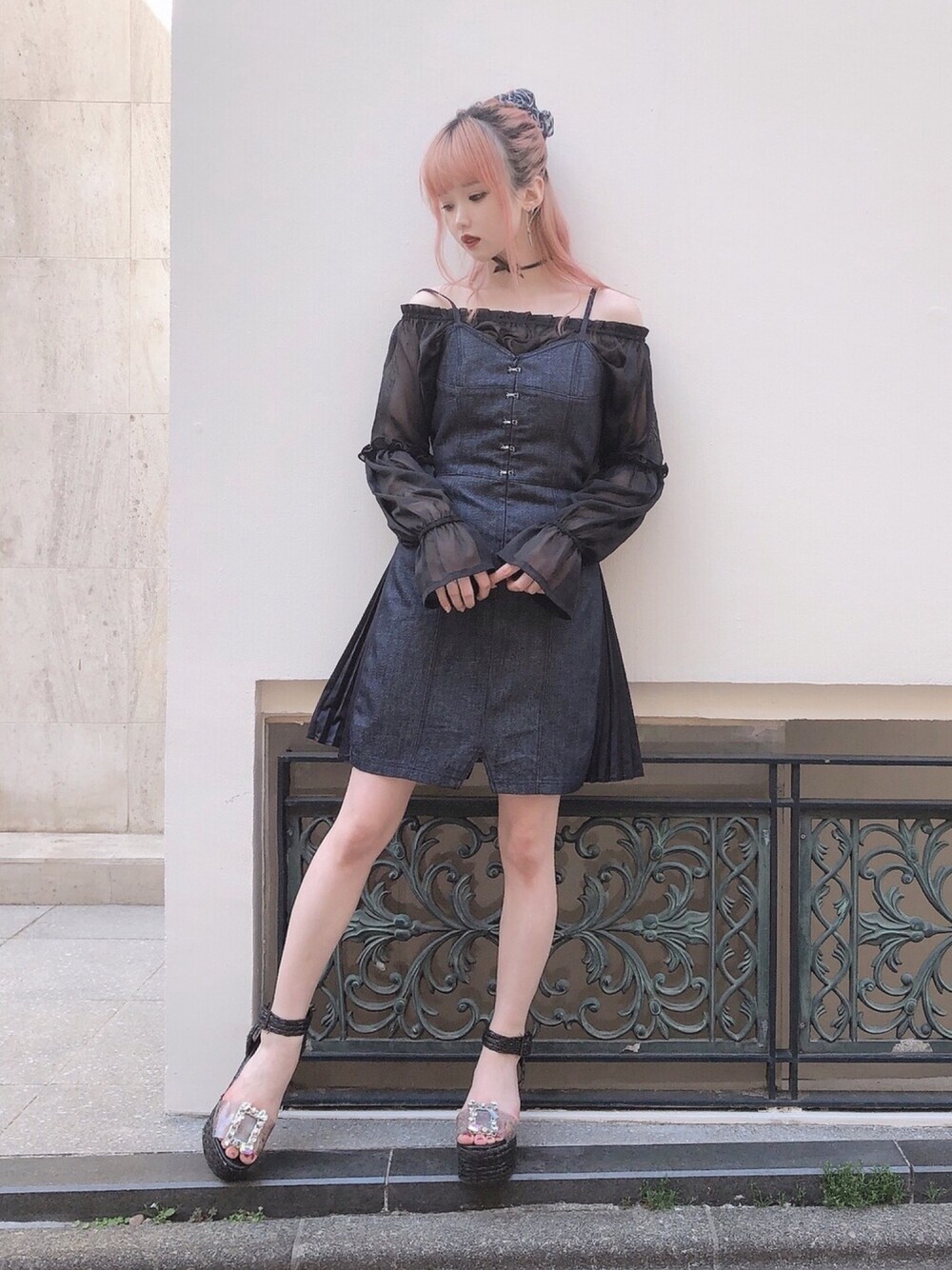 「lilLilly、リルリリー、LILICIOUS、リリシャス、インディゴデニム、デニム、キャミワンピ、ブラック、カジュアル」｜「lilLillyのデニムキャミワンピ－ス（ワンピース、ブルー系）」を使った、𝒮𝒶𝓎𝒶𝓀𝒶さん（レディース・154cm）の春コーディネートの1枚目の写真