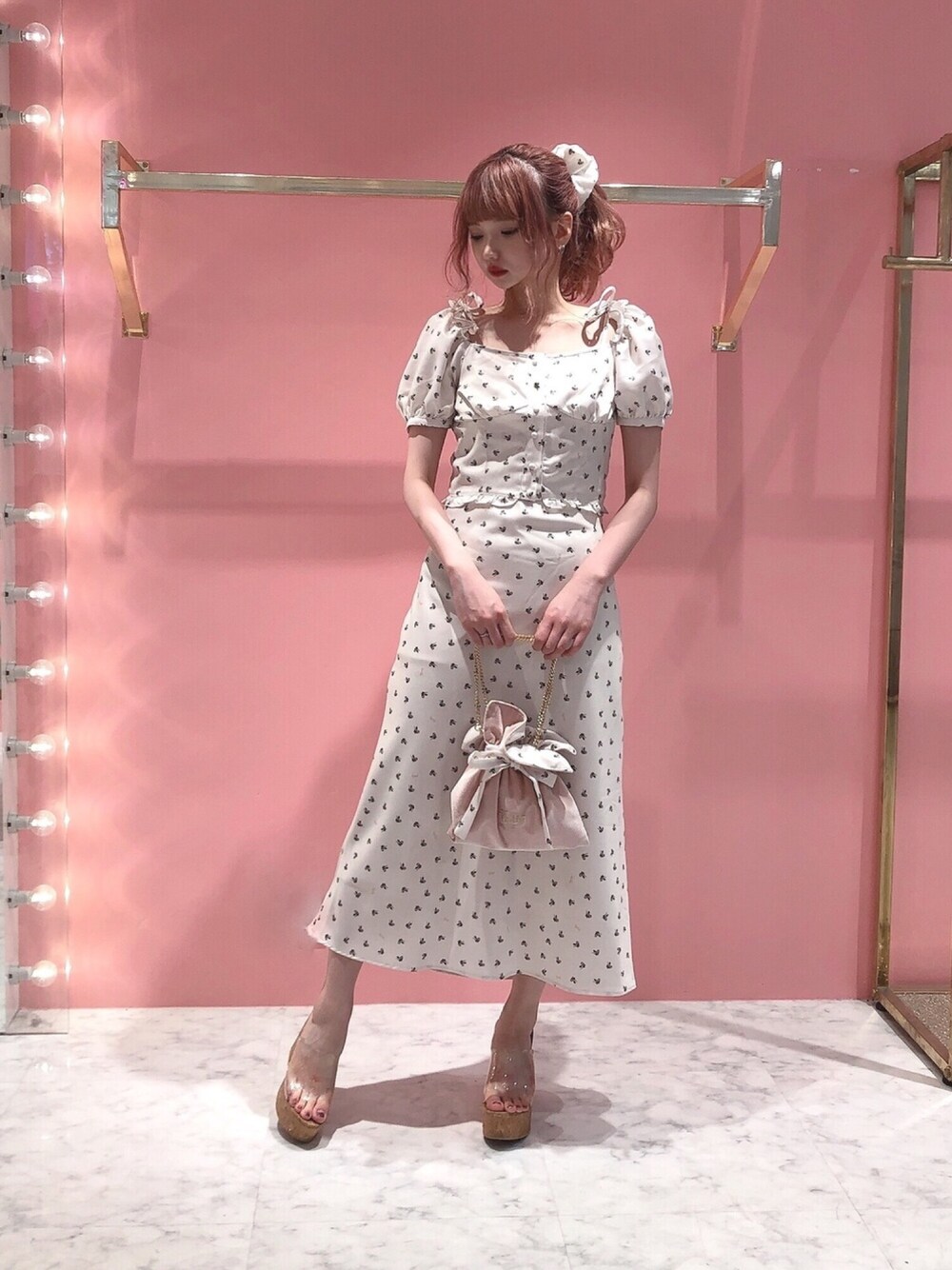 「lilLilly、リルリリー、LILICIOUS、リリシャス、philly、rose、パフスリーブ、キャミワンピ、ベロアバッグ、小花柄」｜「LILICIOUSのラメコルクヒールクリアミュール（サンダル、その他）」を使った、𝒮𝒶𝓎𝒶𝓀𝒶さん（レディース・154cm）の夏コーディネートの1枚目の写真