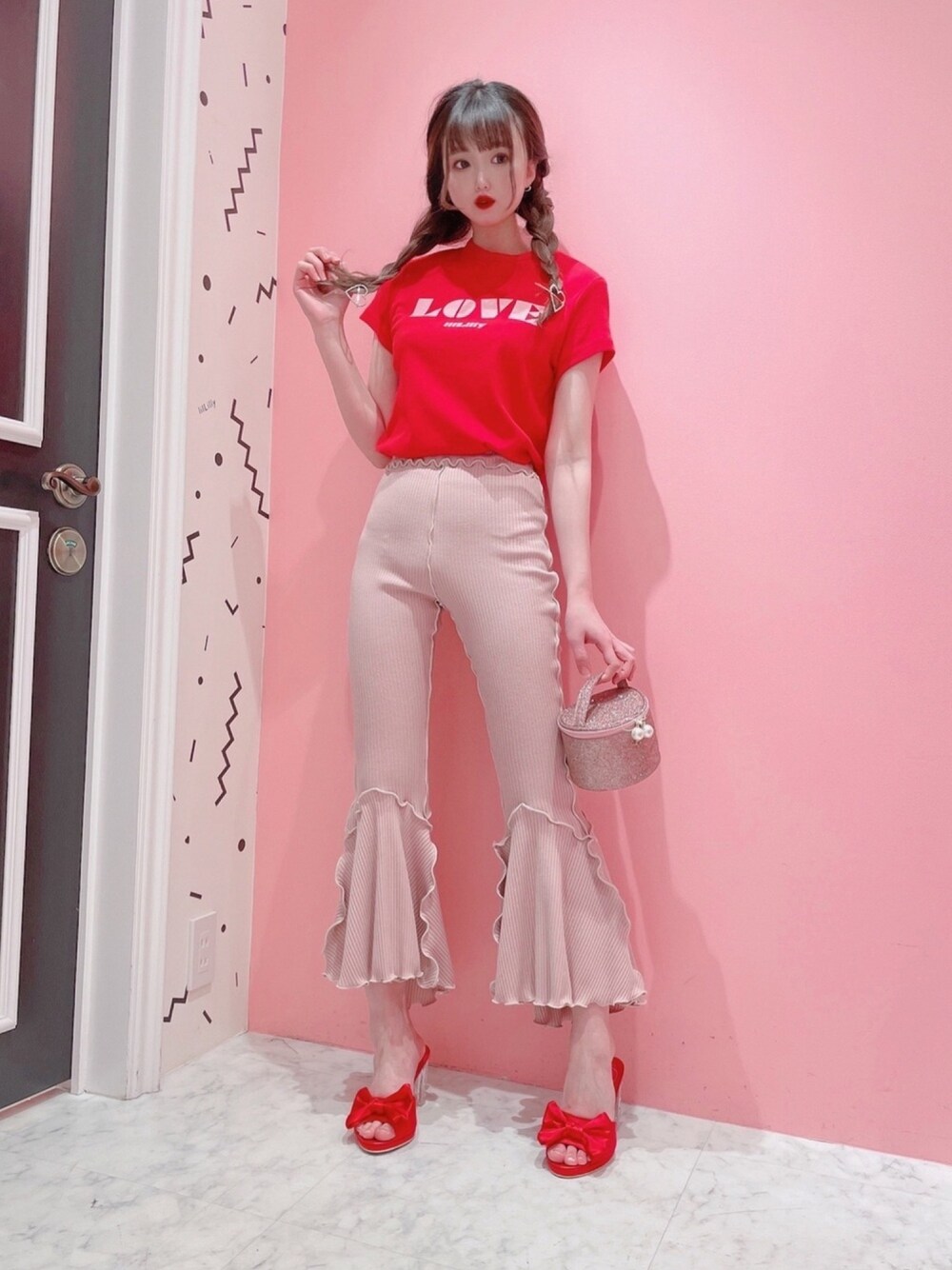 「lilLilly、リルリリー、LILICIOUS、リリシャス、Tシャツ、ロゴTシャツ、リブパンツ、フレアパンツ、レッド、ピンク」｜「lilLillyのＬＯＶＥロゴＴシャツ（Tシャツ/カットソー、レッド系）」を使った、𝒮𝒶𝓎𝒶𝓀𝒶さん（レディース・154cm）の春コーディネートの1枚目の写真