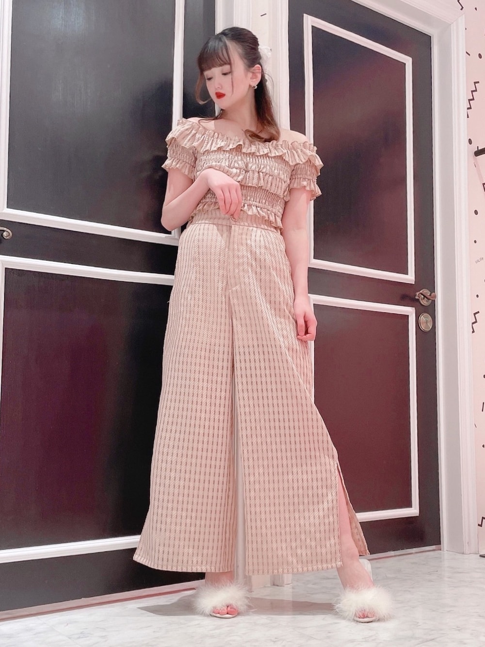 ピンク系のシャツ/ブラウス、ピンク系のその他パンツ、ホワイト系のシューズを着用したレディースの春コーディネートの1枚目の写真