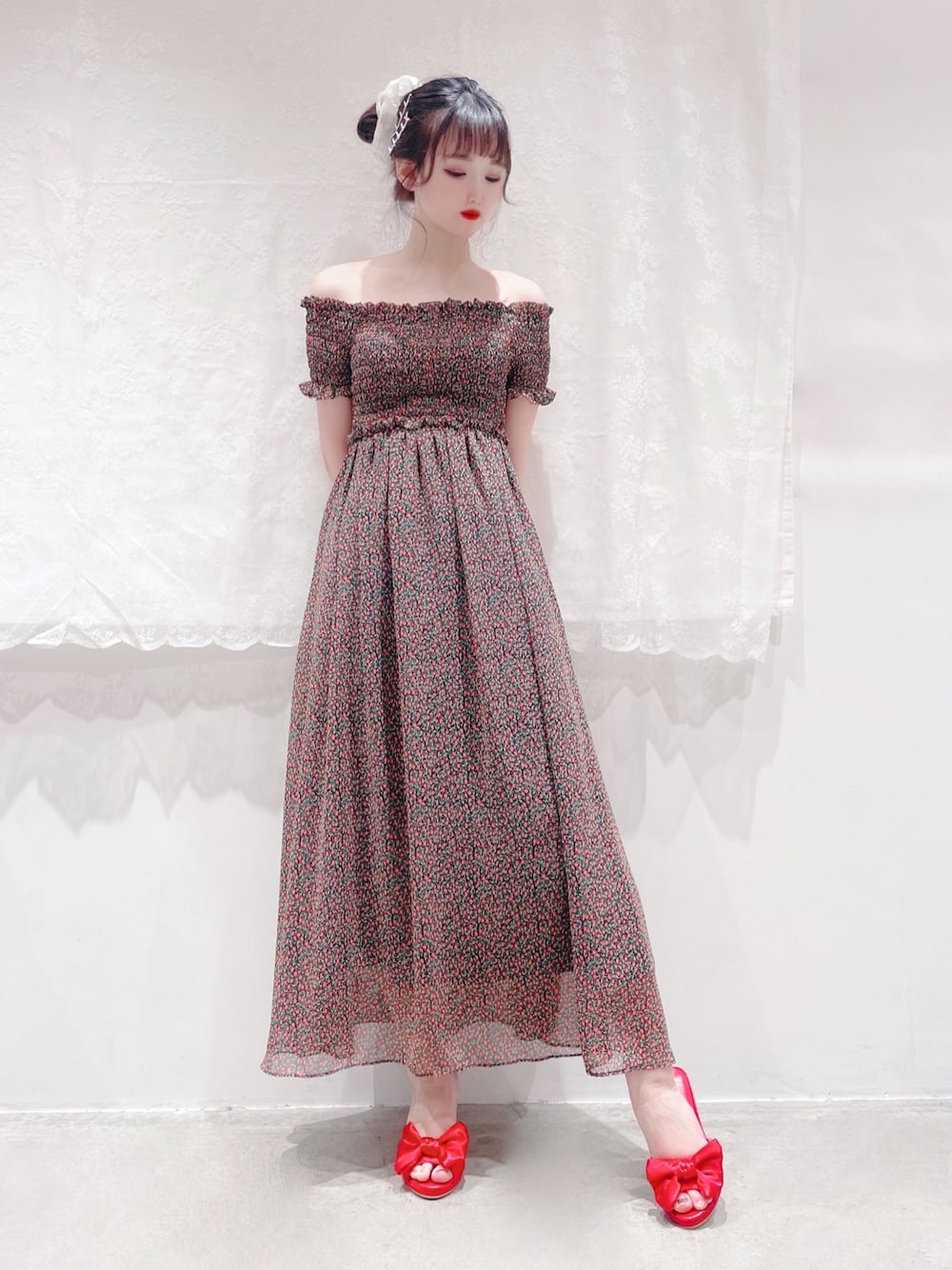 レッド系のワンピース、レッド系のサンダル、シルバー系のヘアピンを着用したレディースの春コーディネートの1枚目の写真