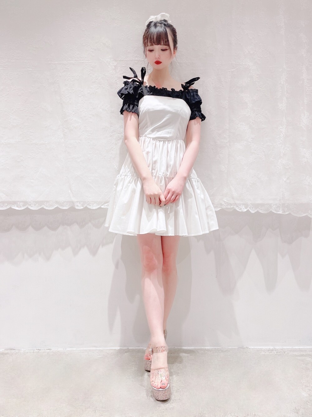 ホワイト系のワンピース、ブラック系のシャツ/ブラウス、シルバー系のシューズを着用したレディースの春コーディネートの1枚目の写真