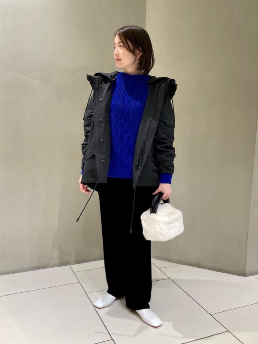 ブラック系のその他パンツ、ホワイト系のブーツ、ブルー系のニット/セーターを着用したレディースの秋コーディネートの1枚目の写真