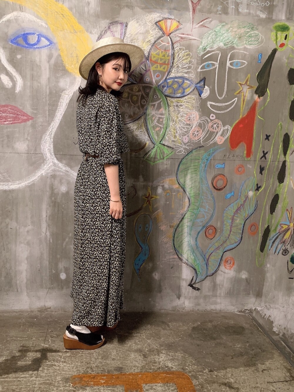 「シンプル、春夏コーデ、大人カジュアル、花柄、ワンピース、きれいめカジュアル、モノトーン、LOWRYS FARM」｜「LOWRYS FARMのハナガラマエボタンワンピース　837143（ワンピース、ブラック系）」を使った、yuka LOWRYS FARM吉祥寺さん（レディース・153cm）の春コーディネートの1枚目の写真