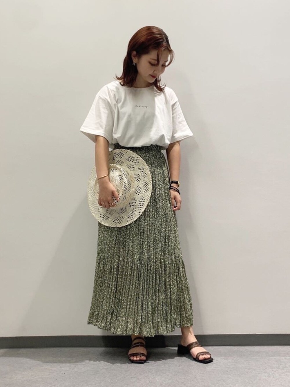 「ゆるコーデ、シンプルコーデ、シアー、夏コーデ、カジュアルコーデ、Tシャツ、クリアサンダル、スカート」｜「LOWRYS FARMのハナワッシャープリーツスカート　886683（スカート、グリーン系）」を使った、yuka LOWRYS FARM吉祥寺さん（レディース・153cm）の夏コーディネートの1枚目の写真