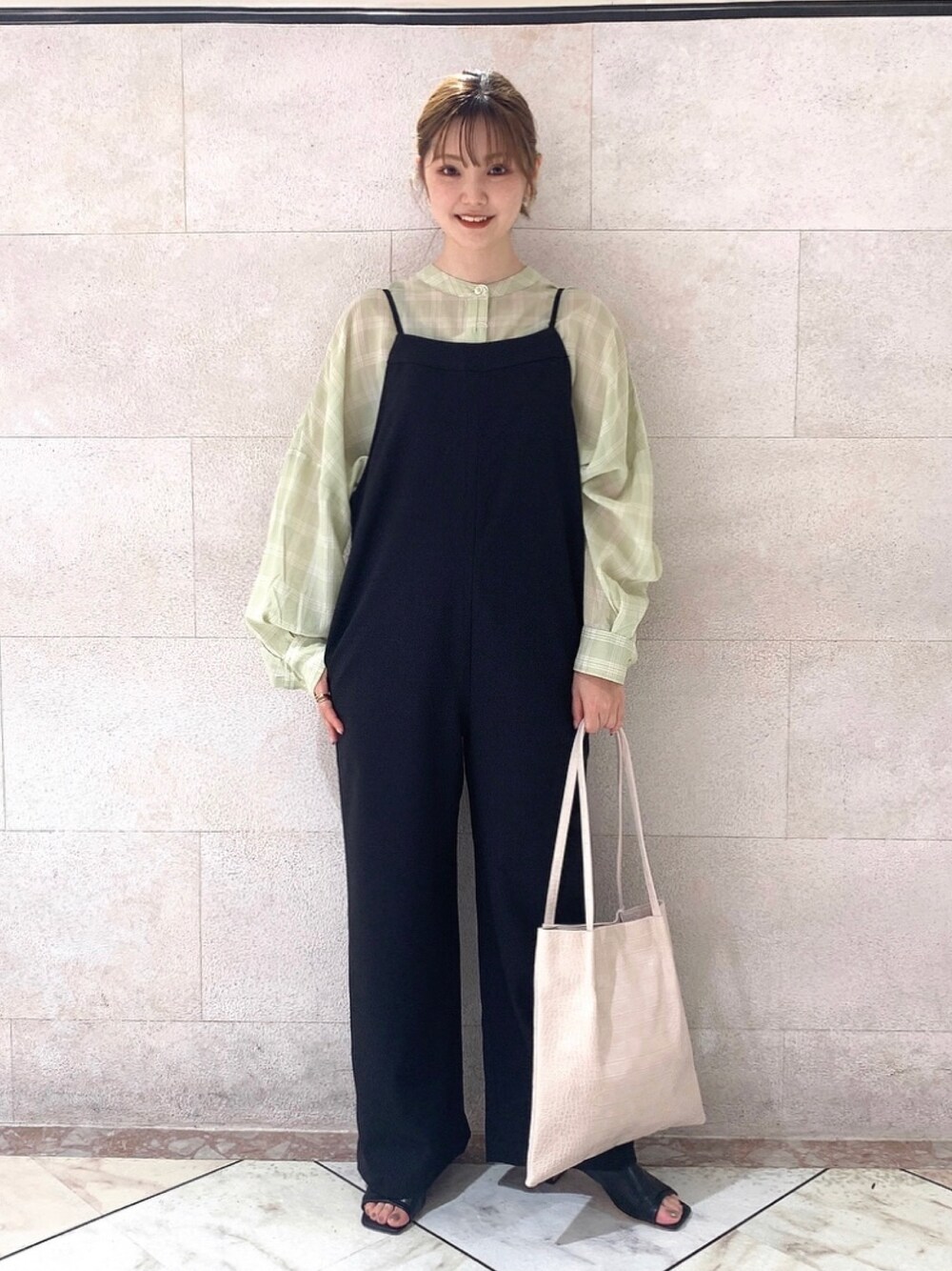 「オトナカジュアル、シンプルコーデ、パンツスタイル、サロペット、シャツスタイル」｜「LOWRYS FARMのポンチョシャツＬＳ　933170（シャツ/ブラウス、グリーン系）」を使った、yuka LOWRYS FARM吉祥寺さん（レディース・153cm）の春コーディネートの1枚目の写真