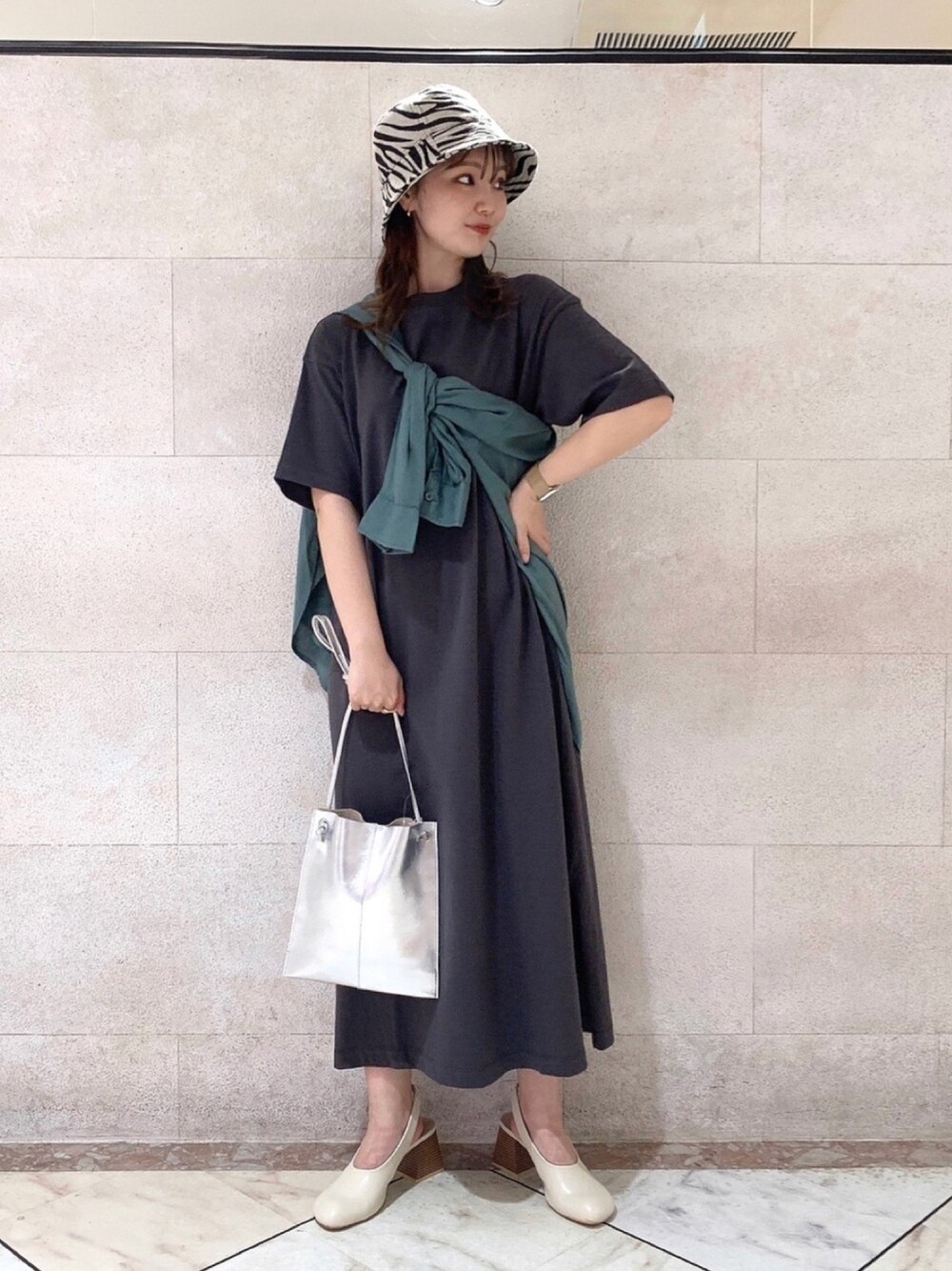 「シンプル、春、春夏コーデ、大人カジュアル、ワンピース、バケットハット」｜「LOWRYS FARMのＵＳＡコットンワンピース　871423（ワンピース、グレー系）」を使った、yuka LOWRYS FARM吉祥寺さん（レディース・153cm）の春コーディネートの1枚目の写真