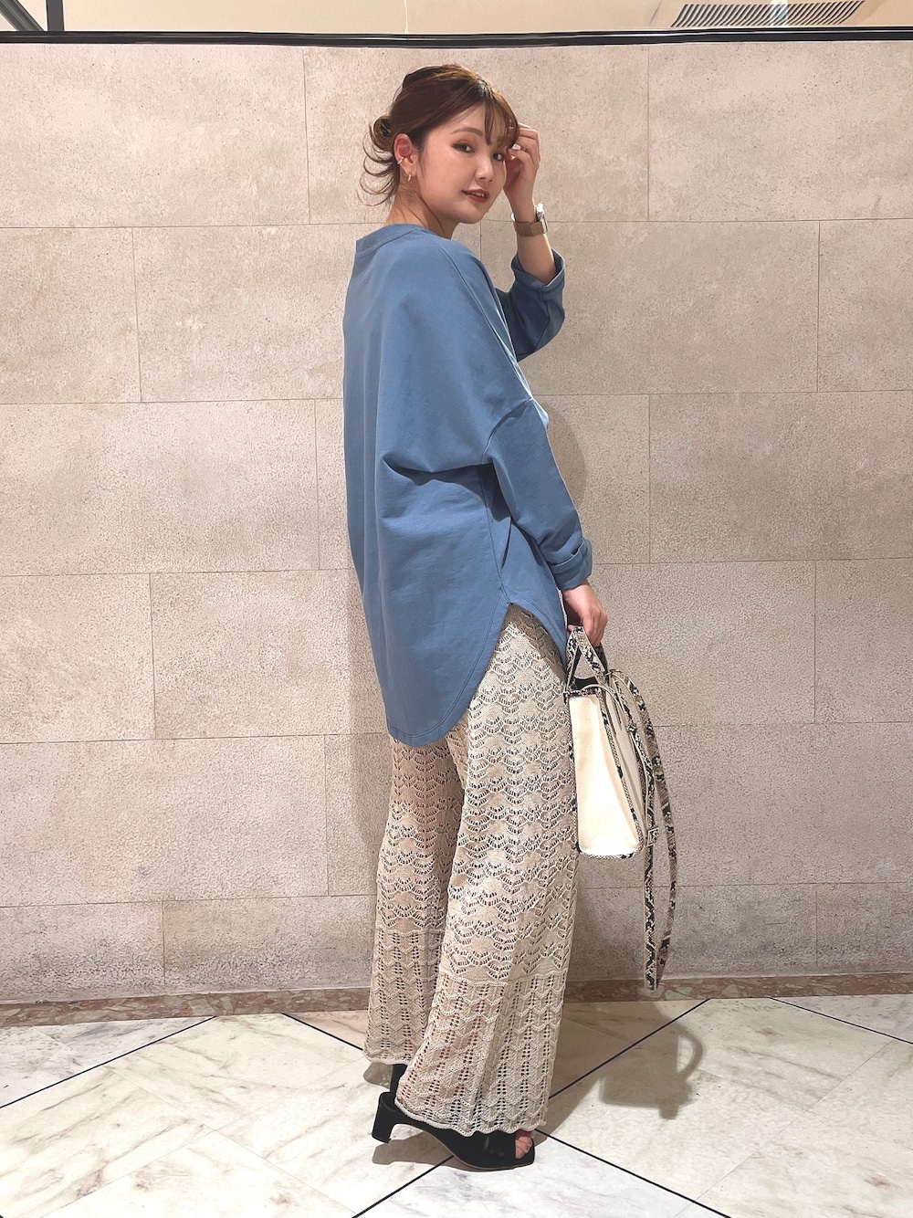 「シンプル、オトナカジュアル、春、ラクチンコーデ、低身長、春服、ニットパンツ」｜「LOWRYS FARMのミニウラケミドル丈カットソー　938612（Tシャツ/カットソー、ブルー系）」を使った、yuka LOWRYS FARM吉祥寺さん（レディース・153cm）の春コーディネートの1枚目の写真