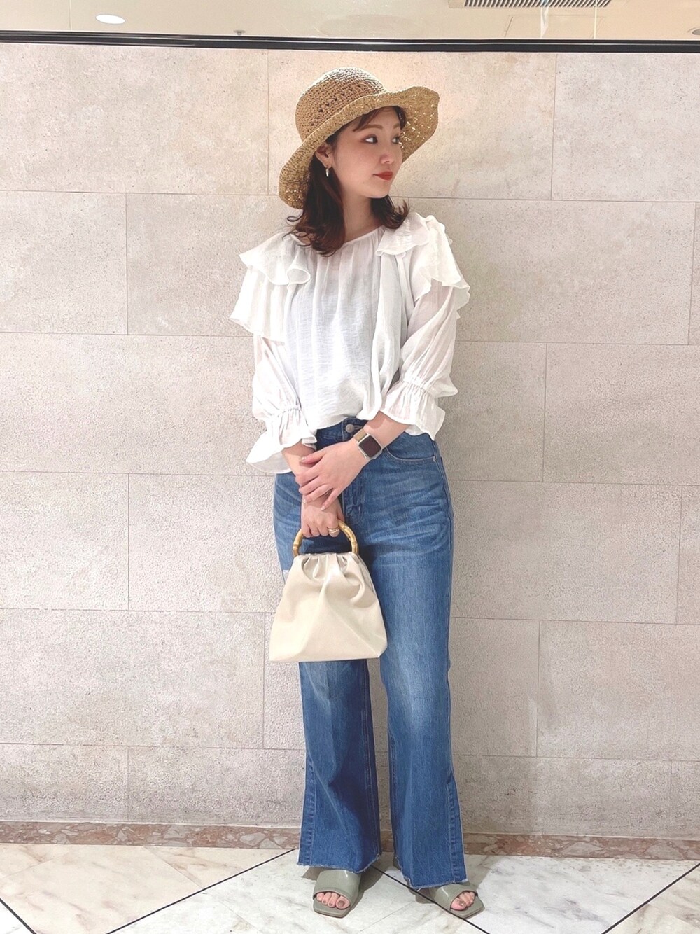「休日スタイル、シンプルコーデ、カジュアルコーデ、夏コーデ、大人コーデ、デニムパンツ、フレアパンツ、ブラウス、きれいめカジュアル、春夏コーデ」｜「LOWRYS FARMのフロントラッフルブラウス５Ｓ　941155（シャツ/ブラウス、ホワイト系）」を使った、yuka LOWRYS FARM吉祥寺さん（レディース・153cm）の春コーディネートの1枚目の写真