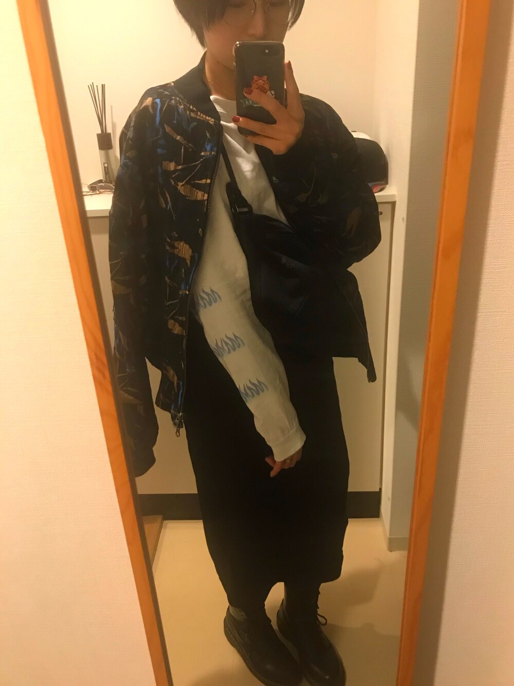「Dr.Martens、GU、グッズTシャツ、ブラック、ロンT、ペンシルスカート、adidas、女王蜂、めがね、メガネ女子」｜「JINSの【Bicolor Metal】バイカラーメタル（メガネ、ゴールド系）」を使った、yumikoさん（レディース・161cm）の春コーディネートの1枚目の写真