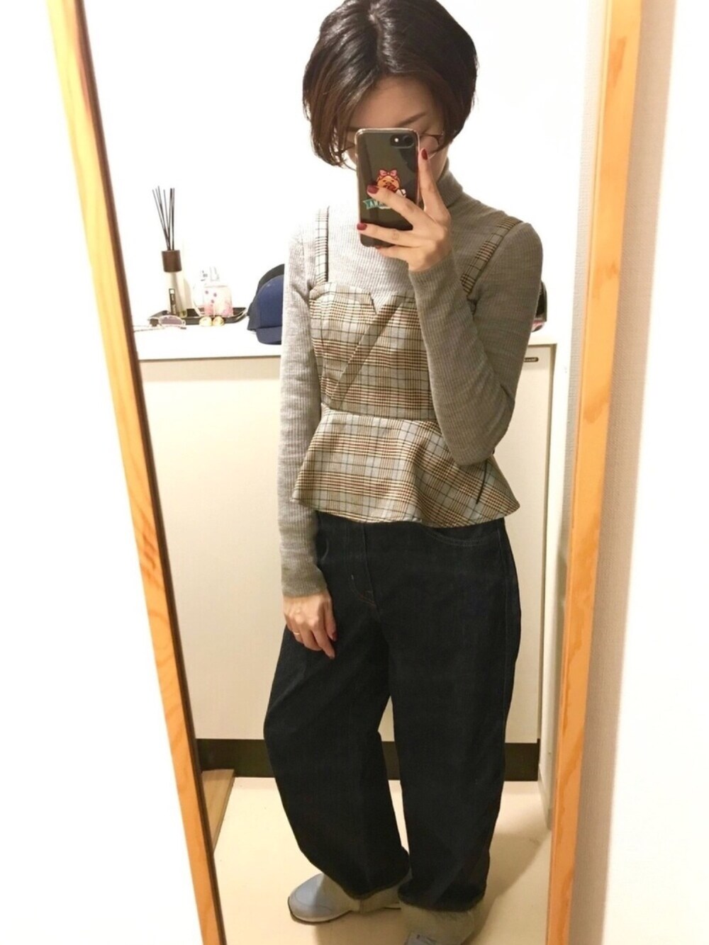 グレー系のニット/セーター、ブルー系のスニーカー、グレー系のその他トップスを着用したレディースの春コーディネートの1枚目の写真