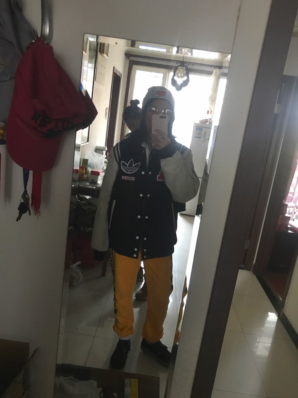 「girl、sporty、offshoulder」｜「adidas Originalsのアイテム（スタジャン、その他）」を使った、Ruby7_Lさん（レディース・170cm）の春コーディネートの1枚目の写真