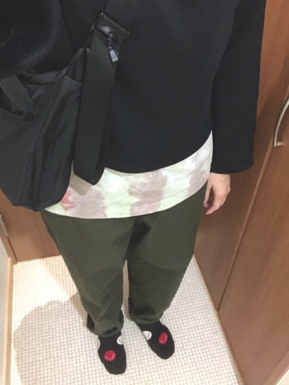 「ゆるコーデ、メンズライク、プチプラ、シェフパンツ、ぽっちゃりコーデ」｜「UNIQLOのドライソフトスウェットプルパーカ（長袖）（パーカー、ブラック系）」を使った、kinacoさん（レディース・167cm）の春コーディネートの1枚目の写真