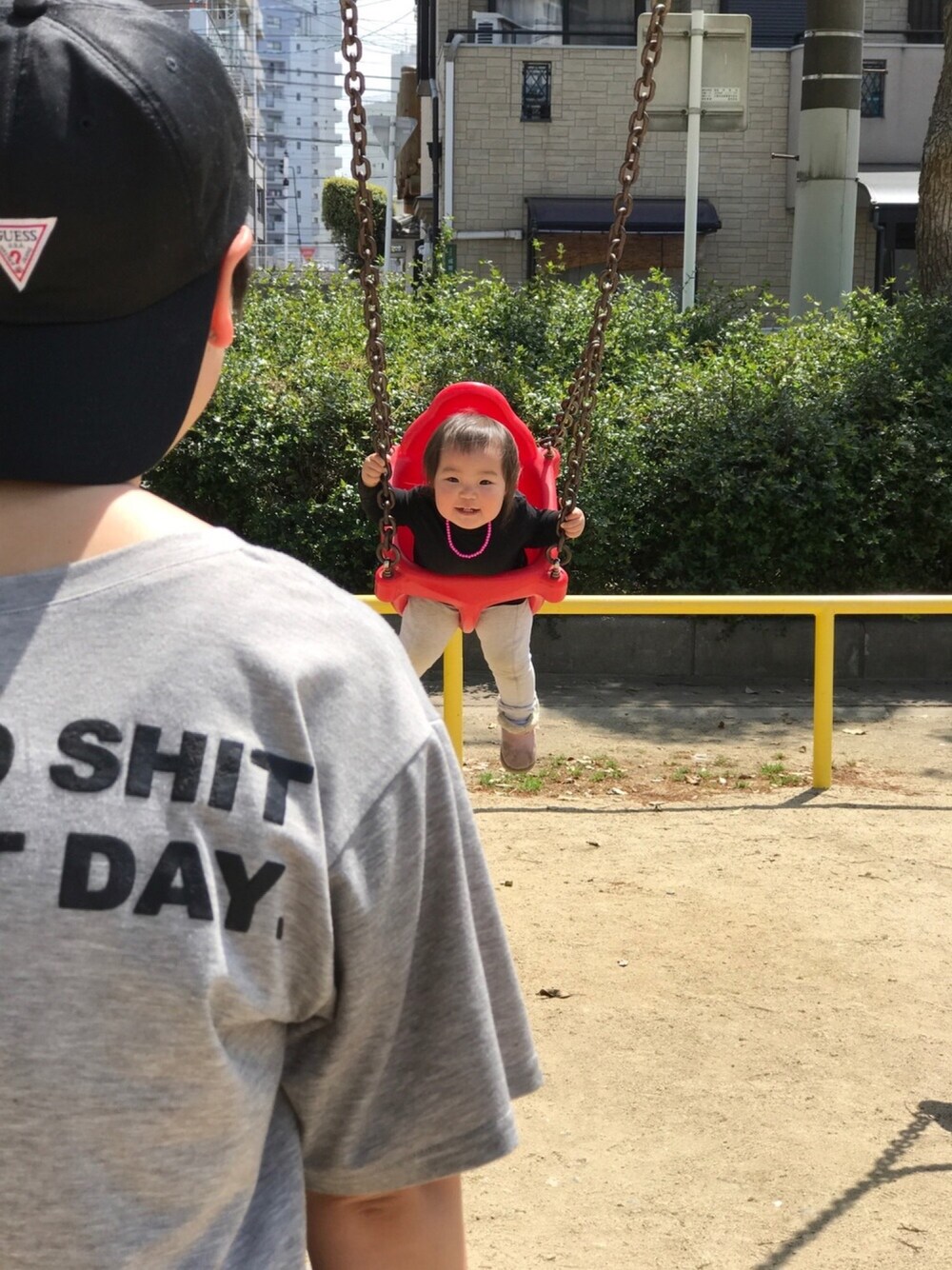 グレー系のTシャツ/カットソー、ブラック系のキャップを着用したレディースの春コーディネートの1枚目の写真
