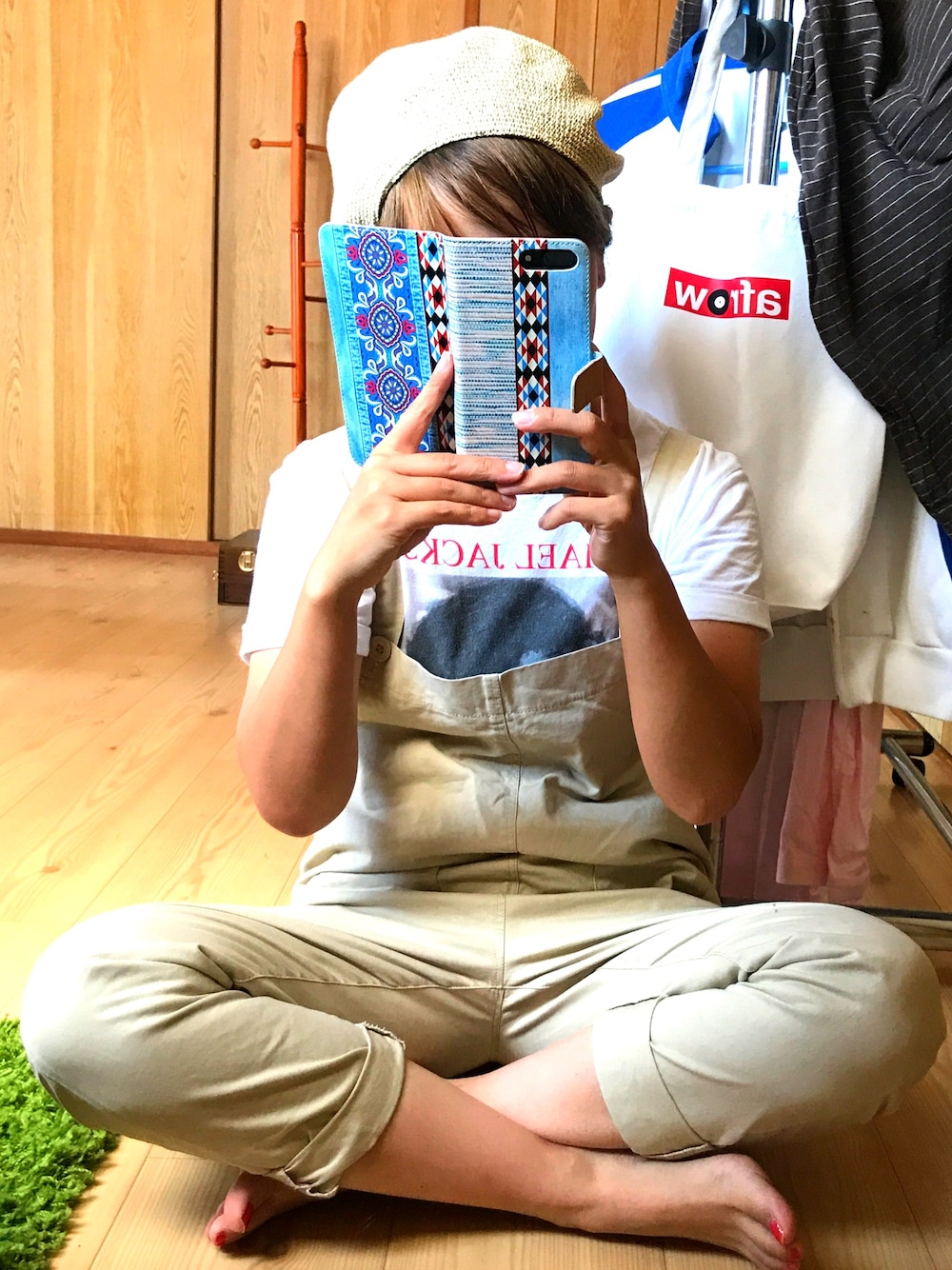 ホワイト系のTシャツ/カットソー、ベージュ系のハンチング/ベレー帽を着用したレディースの夏コーディネートの1枚目の写真