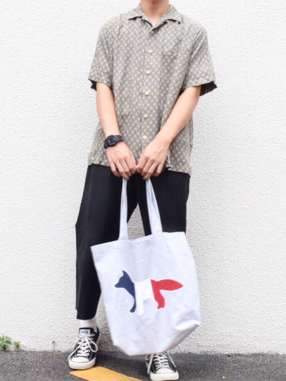 「MAISON KITSUNE、シンプルコーデ、古着、MHL.、converse、カジュアルコーデ、古着MIX、プチプラ、スラックス、スニーカー」｜「Maison KitsuneのTOTE BAG TRICOLOR FO（トートバッグ、グレー系）」を使った、やなさん（メンズ・174cm）の夏コーディネートの1枚目の写真