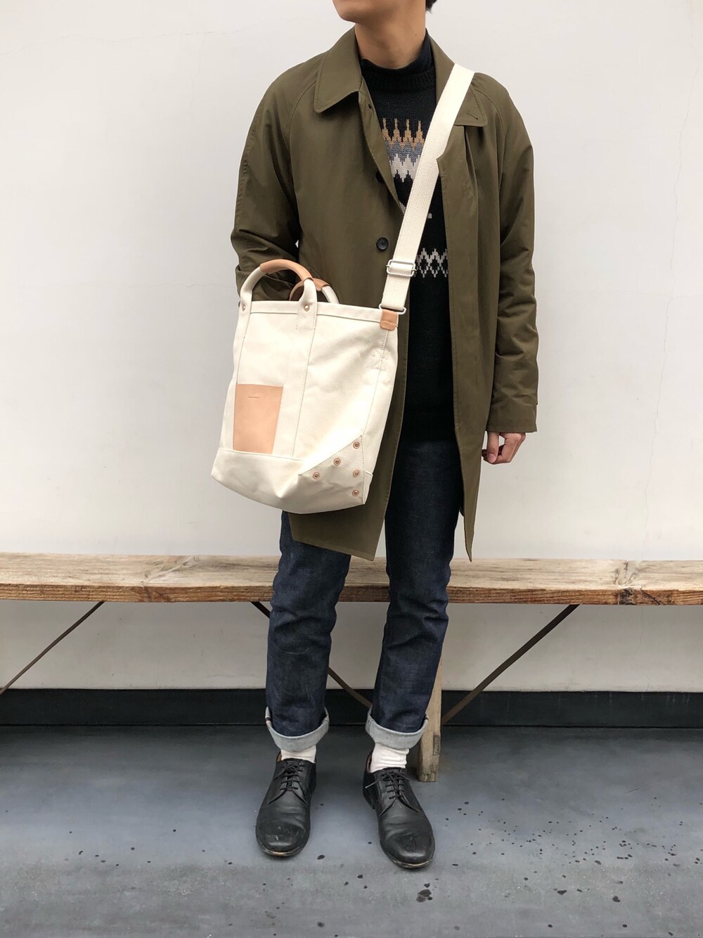 「APC、A.P.C.、Adam et Rope'、MHL.、EDIFICE、ゆるコーデ、Hender Scheme、シンプル、カーキ、デニムパンツ」｜「ADAM ET ROPE'のラグランステンカラーコート（ステンカラーコート、グリーン系）」を使った、やなさん（メンズ・174cm）の冬コーディネートの1枚目の写真