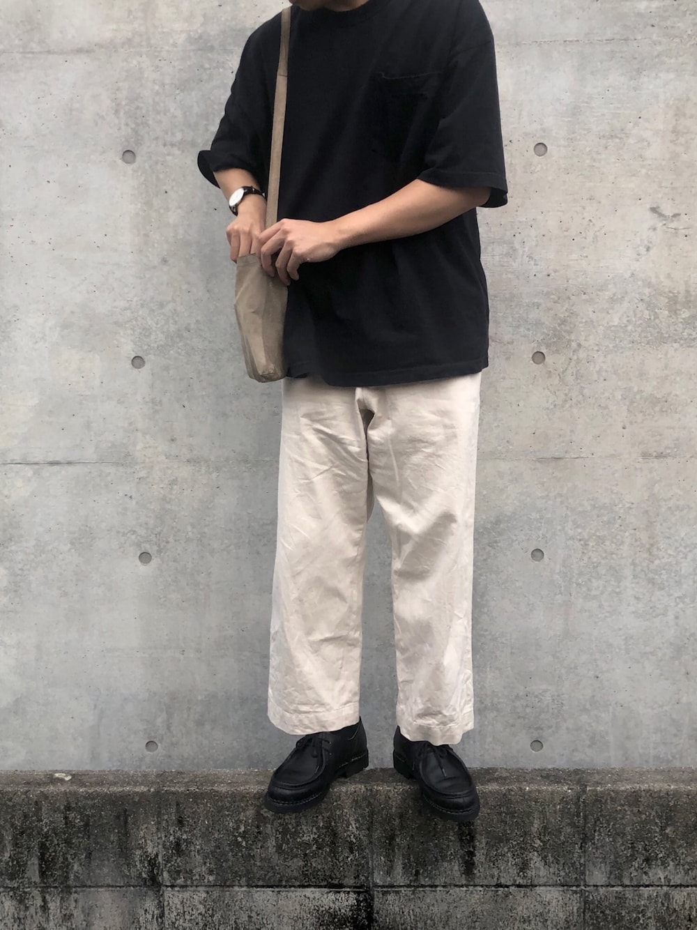 「YAECA、Hender Scheme、BEAMS、Paraboot、革靴、黒、黒Tシャツ、モノトーン、夏、Tシャツ」｜「BEAMSのアイテム（Tシャツ/カットソー、ブラック系）」を使った、やなさん（メンズ・174cm）の春コーディネートの1枚目の写真