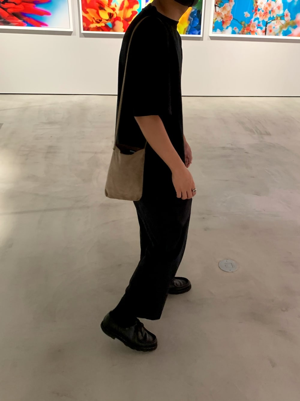 「Hender Scheme、Paraboot、ALL BLACK、オールブラック、革靴、APC、MHL.、夏コーデ、おしゃれさんと繋がりたい、古着MIX」｜「BATONERの【BATONER】ツイストハイゲージミニ裏毛ラグランクルーネックTee/BN-19SM-031（Tシャツ/カットソー、ブラック系）」を使った、やなさん（メンズ・174cm）の夏コーディネートの1枚目の写真