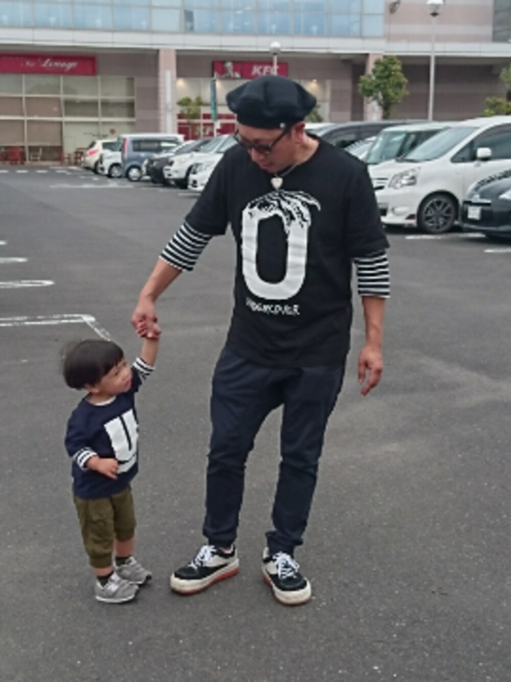 「UNDERCOVERのアイテム（Tシャツ/カットソー、ブラック系）」を使った、トラさん（キッズ・100cm）の春コーディネートの1枚目の写真