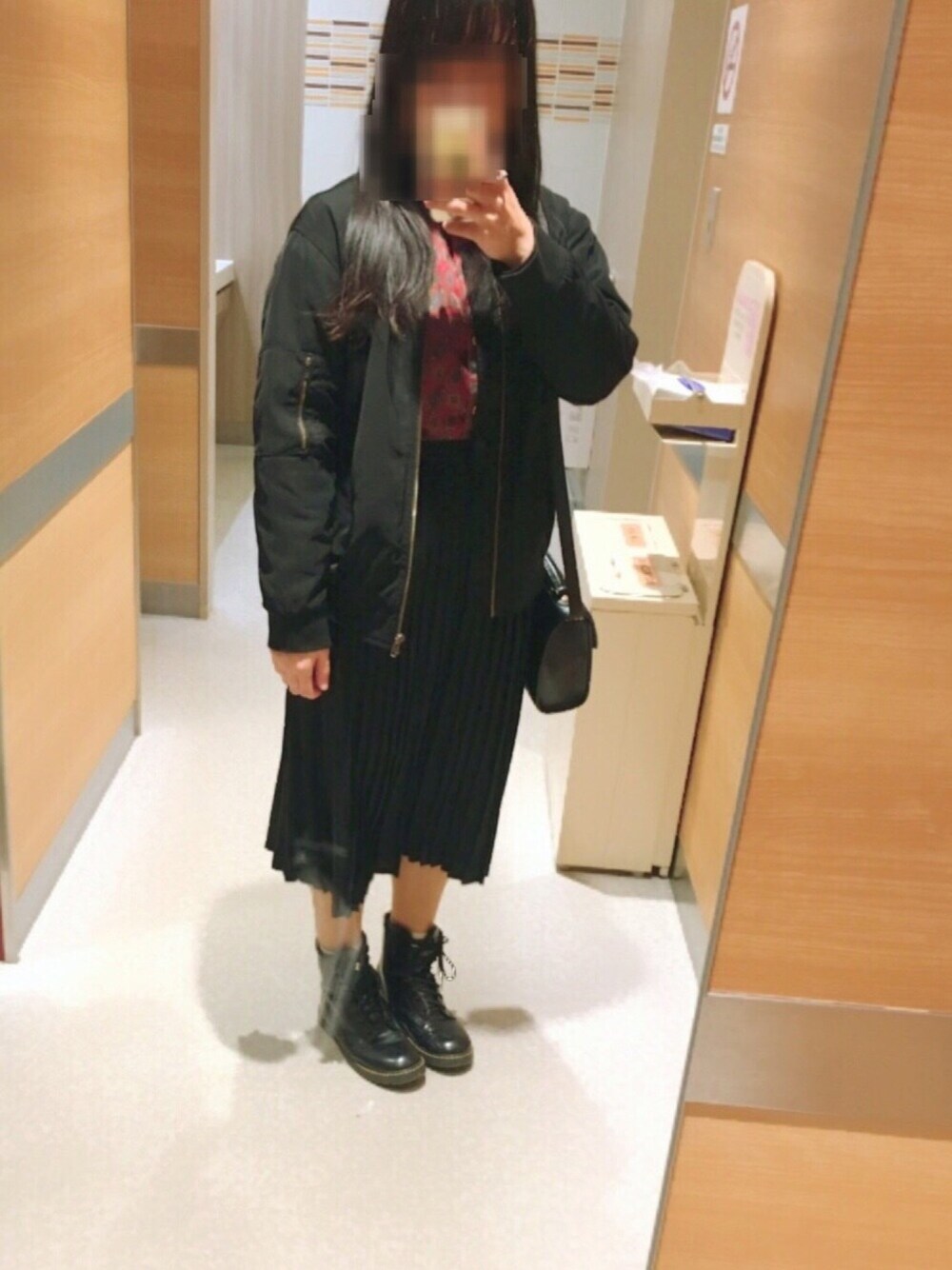 「柄シャツ、黒、プリーツスカート、エンジニアブーツ、MA-1」｜「no brandのアイテム（ブルゾン、ブラック系）」を使った、sacoさん（レディース・153cm）の春コーディネートの1枚目の写真