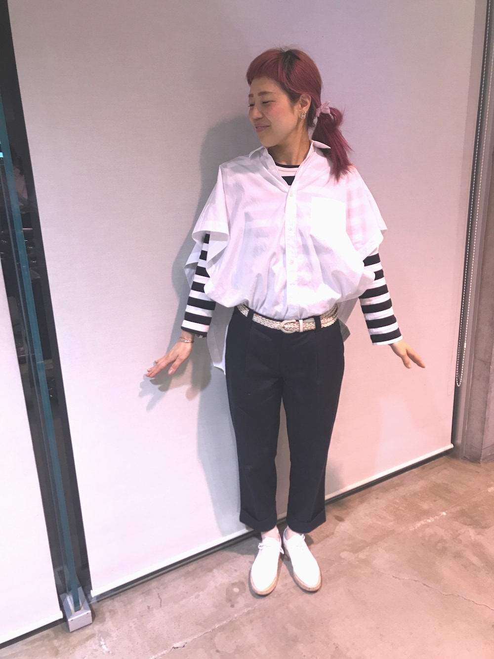 「白黒、夏コーデ、パンツスタイル、fashion、シンプル、ラクチンコーデ」｜「Dickiesのアイテム（チノパンツ、ブルー系）」を使った、戸井田ひろみさん（レディース・165cm）の春コーディネートの1枚目の写真