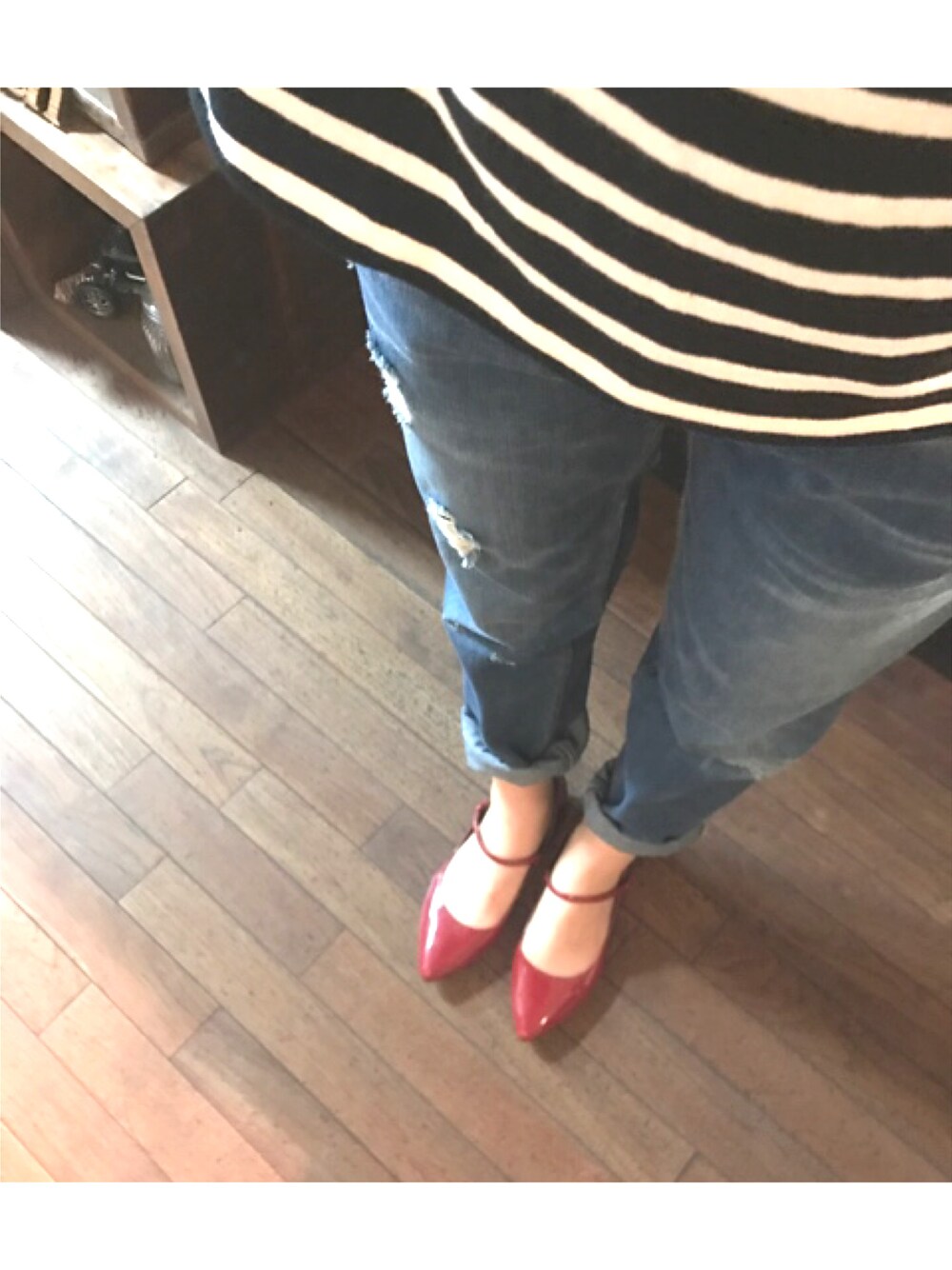 「赤いくつ、ユニクロ、楽チンコーデ、ZARA、パンツスタイル、fashion、無地党、シンプル、休日スタイル」｜「UNIQLOのアイテム（Tシャツ/カットソー、ブラック系）」を使った、戸井田ひろみさん（レディース・165cm）の春コーディネートの1枚目の写真