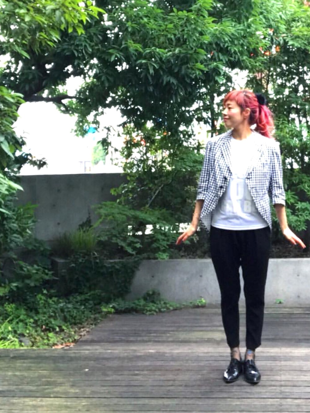 「COMME des GARCONSのアイテム（ジャケット/アウター、ブルー系）」を使った、戸井田ひろみさん（レディース・165cm）の秋コーディネートの1枚目の写真