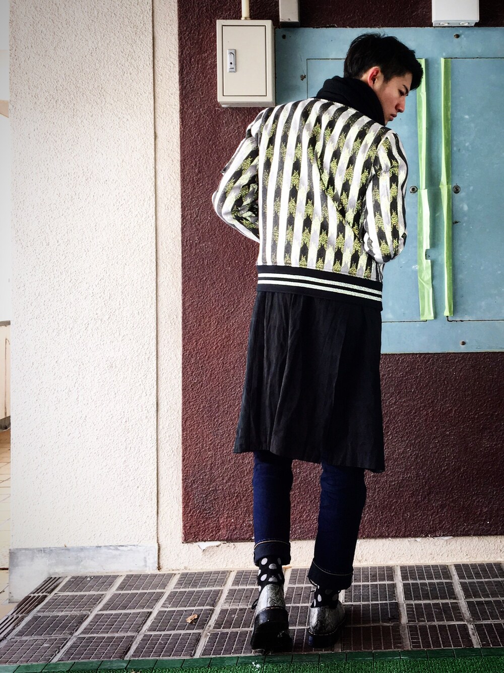 「ANREALAGE、COMME des GARCONS、COMME des GARÇONS、COMME des GARCONS HOMME PLUS、COMME des GARCONS HOMME、JUNYA WATANABE MAN、デニムパンツ、MA-1、ロングジャケット、Dr.Martens」｜「JUNYA WATANABE MANのアイテム（マフラー、ブラック系）」を使った、HIROMUさん（メンズ・185cm）の冬コーディネートの1枚目の写真