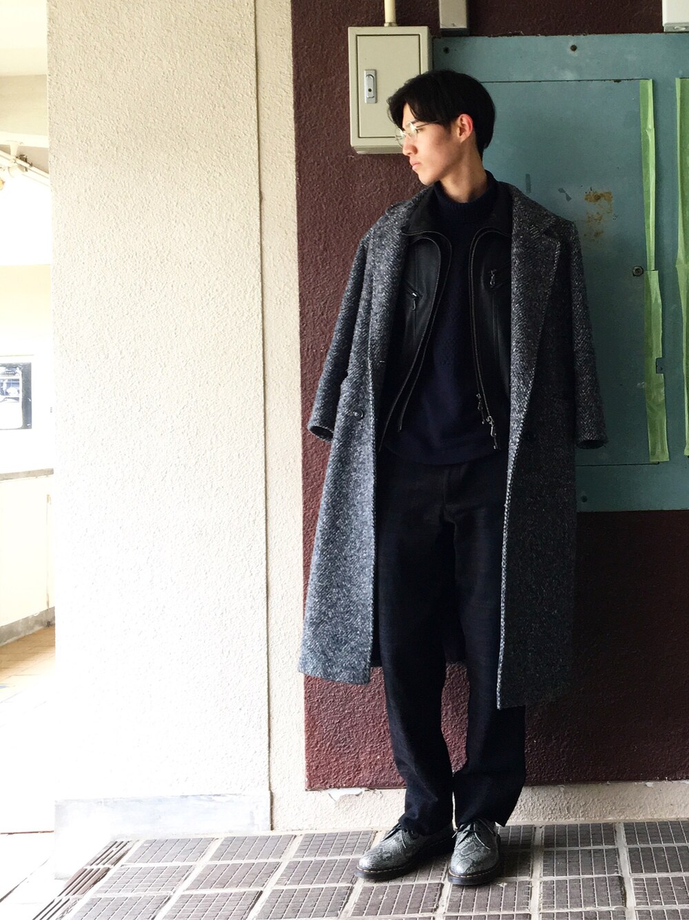 「グレー、used、古着、COMME des GARCONS HOMME PLUS、COMME des GARCONS、COMME des GARCONS HOMME、Dr.Martens、レザージャケット、肩掛け、モノトーン」｜「USEDのアイテム（メガネ、シルバー系）」を使った、HIROMUさん（メンズ・185cm）の春コーディネートの1枚目の写真