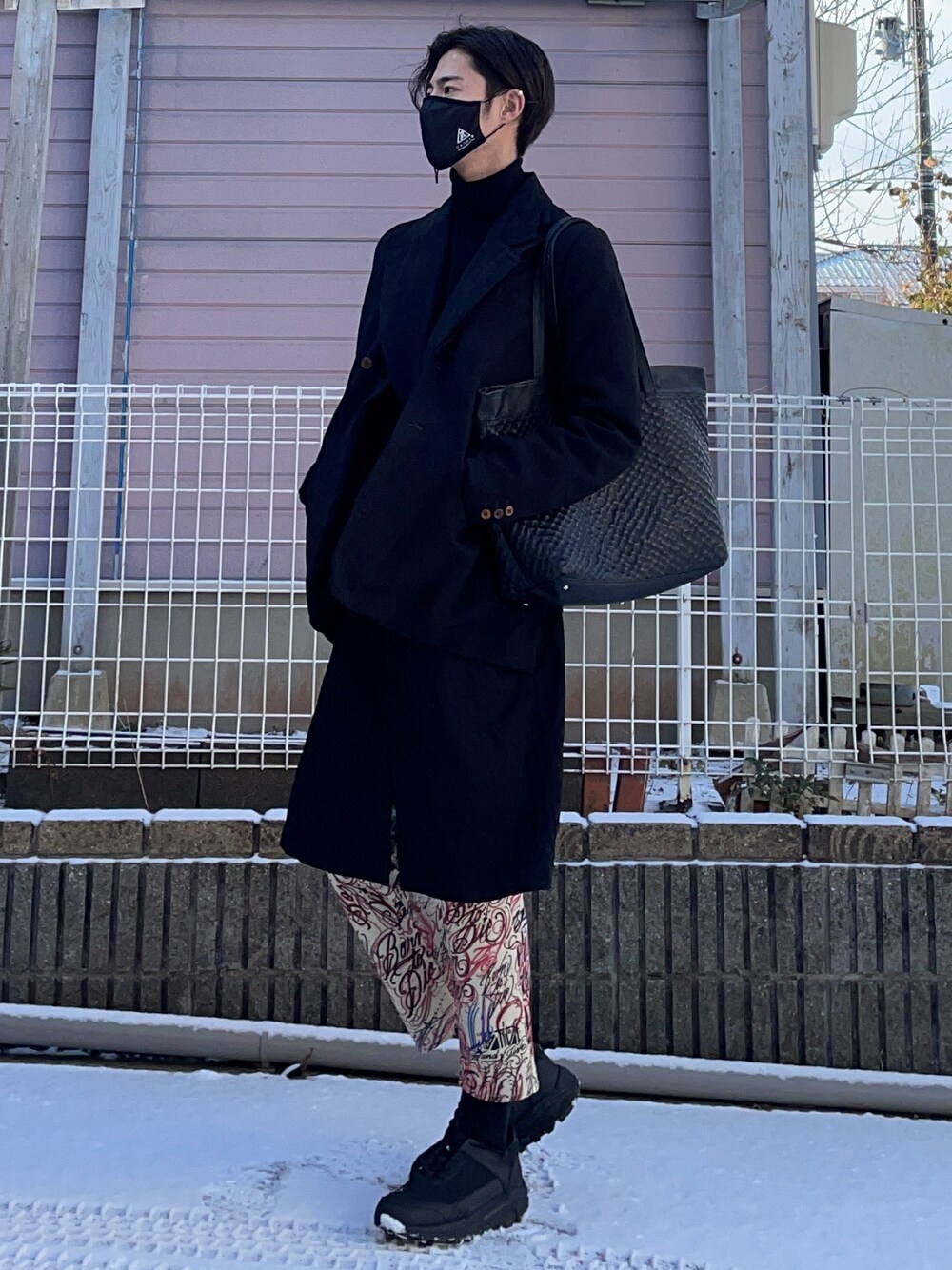 「COMME des GARCONS HOMME PLUS、ANREALAGE、COMME des GARCONS、コムデギャルソン、JUNYA WATANABE MAN、アンリアレイジ(ANREALAGE)、アンリアレイジ、レイヤードスタイル、スニーカー、phingerin」｜「ANREALAGEのアイテム（マスク、ブラック系）」を使った、HIROMUさん（メンズ・185cm）の冬コーディネートの1枚目の写真