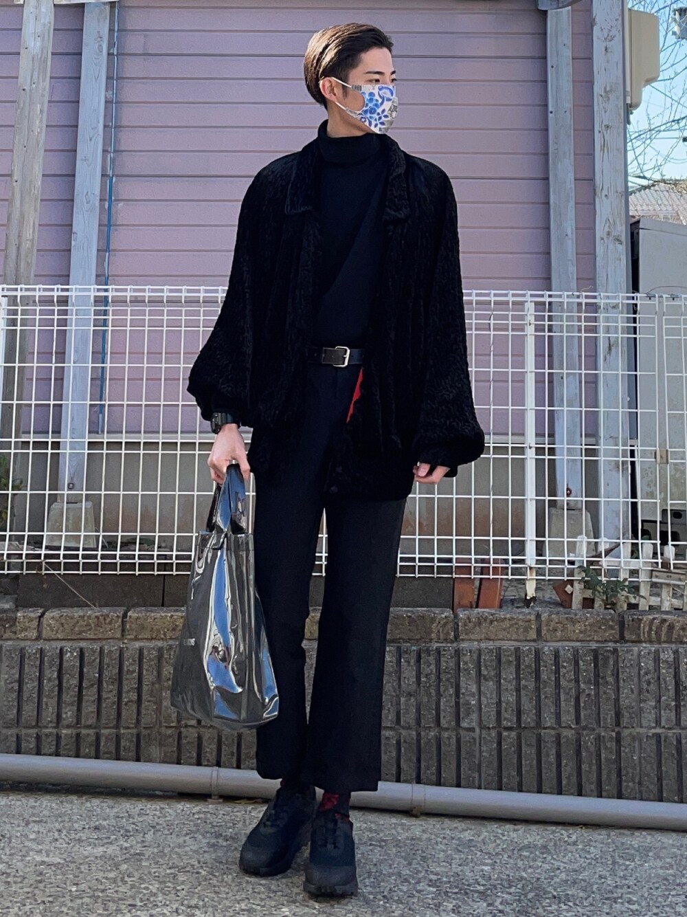 ブラック系のブルゾン、ブルー系のニット/セーター、ブラック系のスラックスを着用したメンズの春コーディネートの1枚目の写真