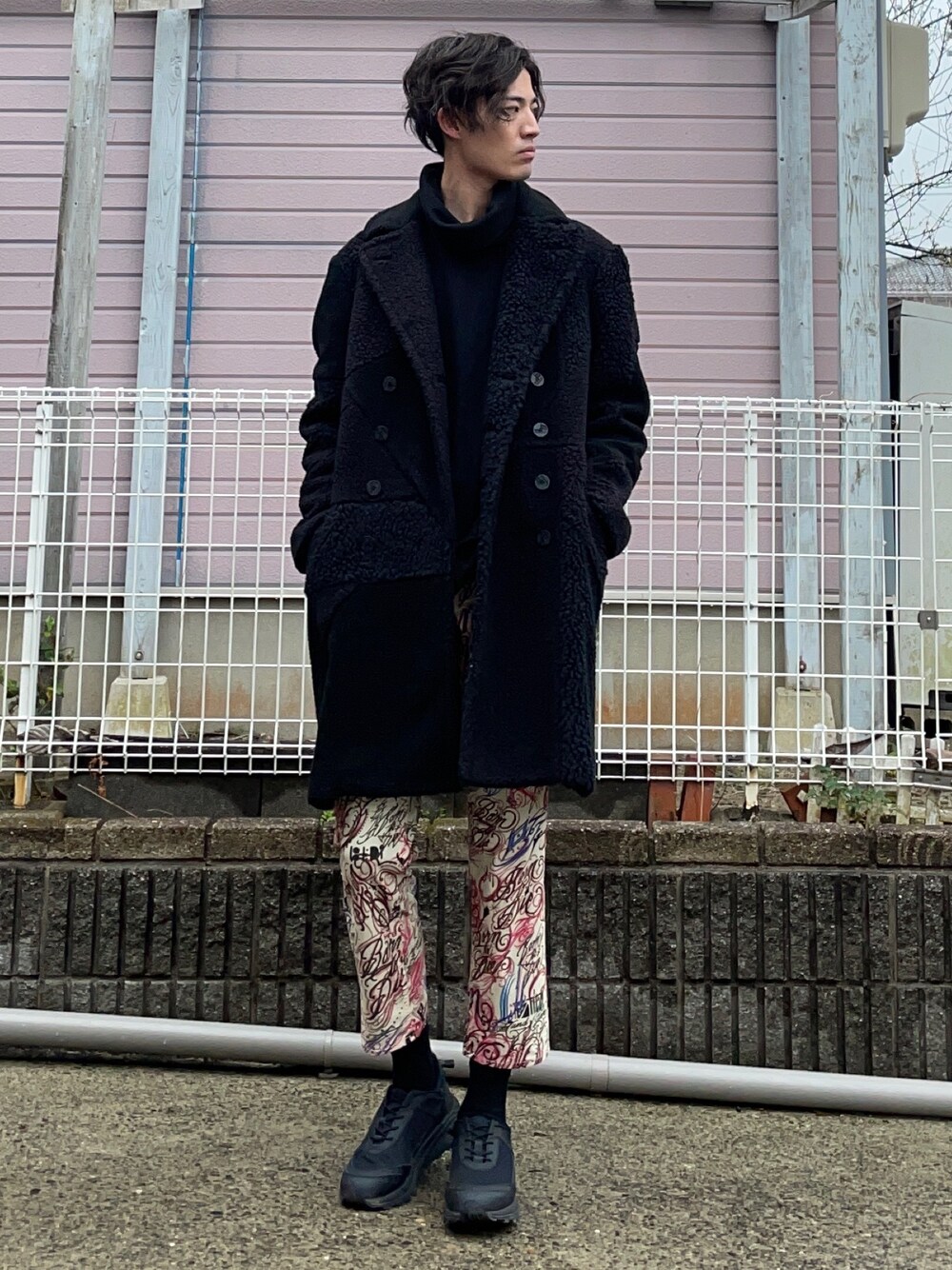 「ANREALAGE、アンリアレイジ(ANREALAGE)、アンリアレイジ、COMME des GARCONS、COMME des GARÇONS、COMME des GARCONS HOMME PLUS、タトゥー柄、スニーカー、イヤーカフ、UNIQLO」｜「ANREALAGEのboa panel patchwork double coat -（ダッフルコート、ブラック系）」を使った、HIROMUさん（メンズ・185cm）の春コーディネートの1枚目の写真
