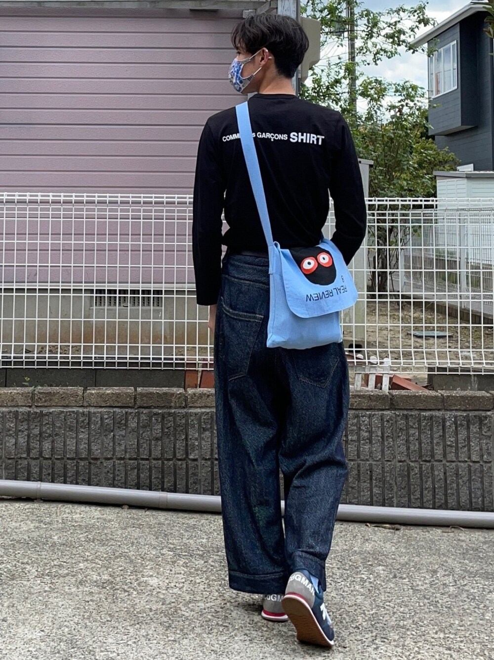 「COMME des GARCONS、COMME des GARÇONS、コムデギャルソン、JUNYA WATANABE MAN、ライトブルー、UNIQLO、ユニクロ、ANREALAGE、アンリアレイジ、ニューバランス」｜「COMME des GARCONS SHIRTのアイテム（Tシャツ/カットソー、ブラック系）」を使った、HIROMUさん（メンズ・185cm）の春コーディネートの1枚目の写真