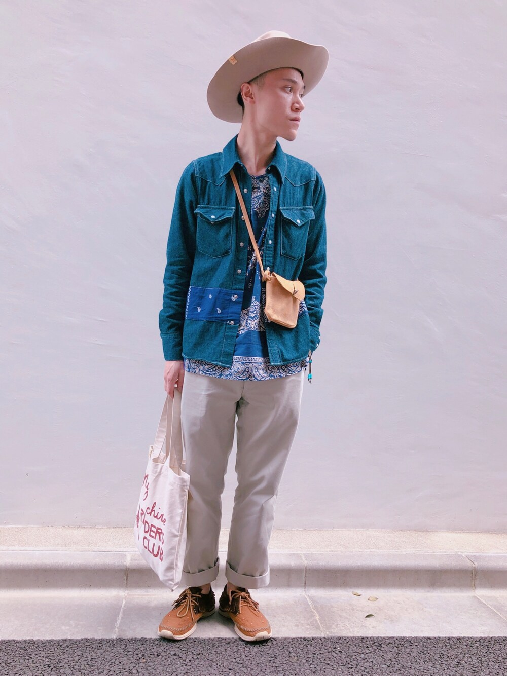 「visvim」｜「VISVIMのアイテム（シャツ/ブラウス、ブルー系）」を使った、zackszhangさん（メンズ・173cm）の夏コーディネートの1枚目の写真