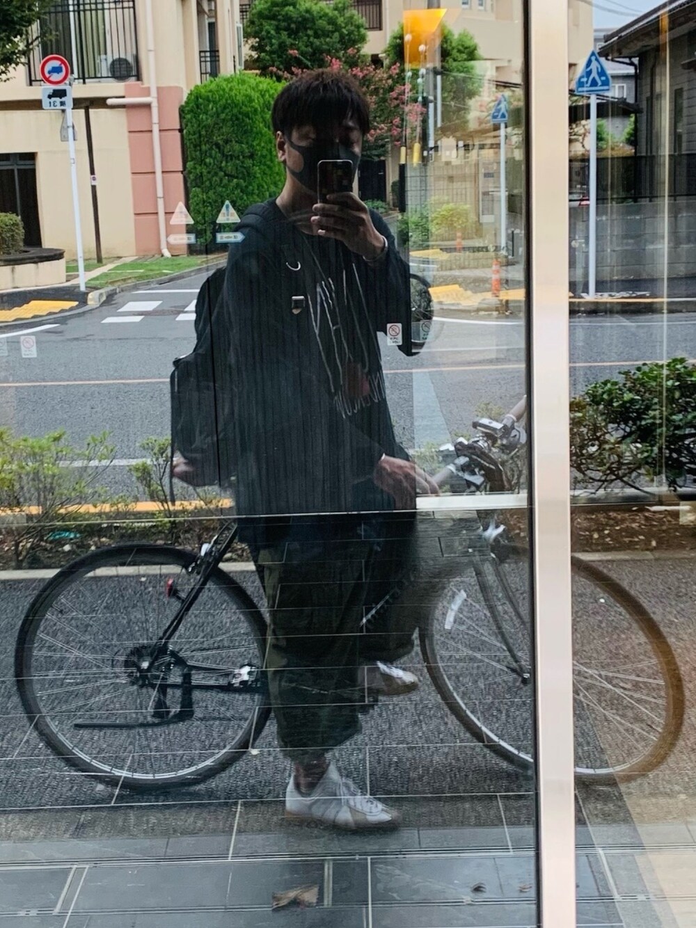 「カーゴパンツ、オーバーサイズ、ビッグシルエット、ジャーマントレーナー、リュック」｜「rehacerのR. Easy Wide Cargo Pants / イージーワイドカーゴパンツ（カーゴパンツ、グリーン系）」を使った、SINNEDさん（メンズ・175cm）の秋コーディネートの1枚目の写真