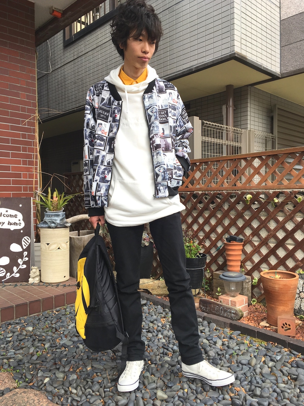 「MA-1、派手柄、黒スキニー、プルオーバーパーカー」｜「UNIQLOのアイテム（その他パンツ、ブラック系）」を使った、みらぶる/黒廻さん（メンズ・176cm）の春コーディネートの1枚目の写真