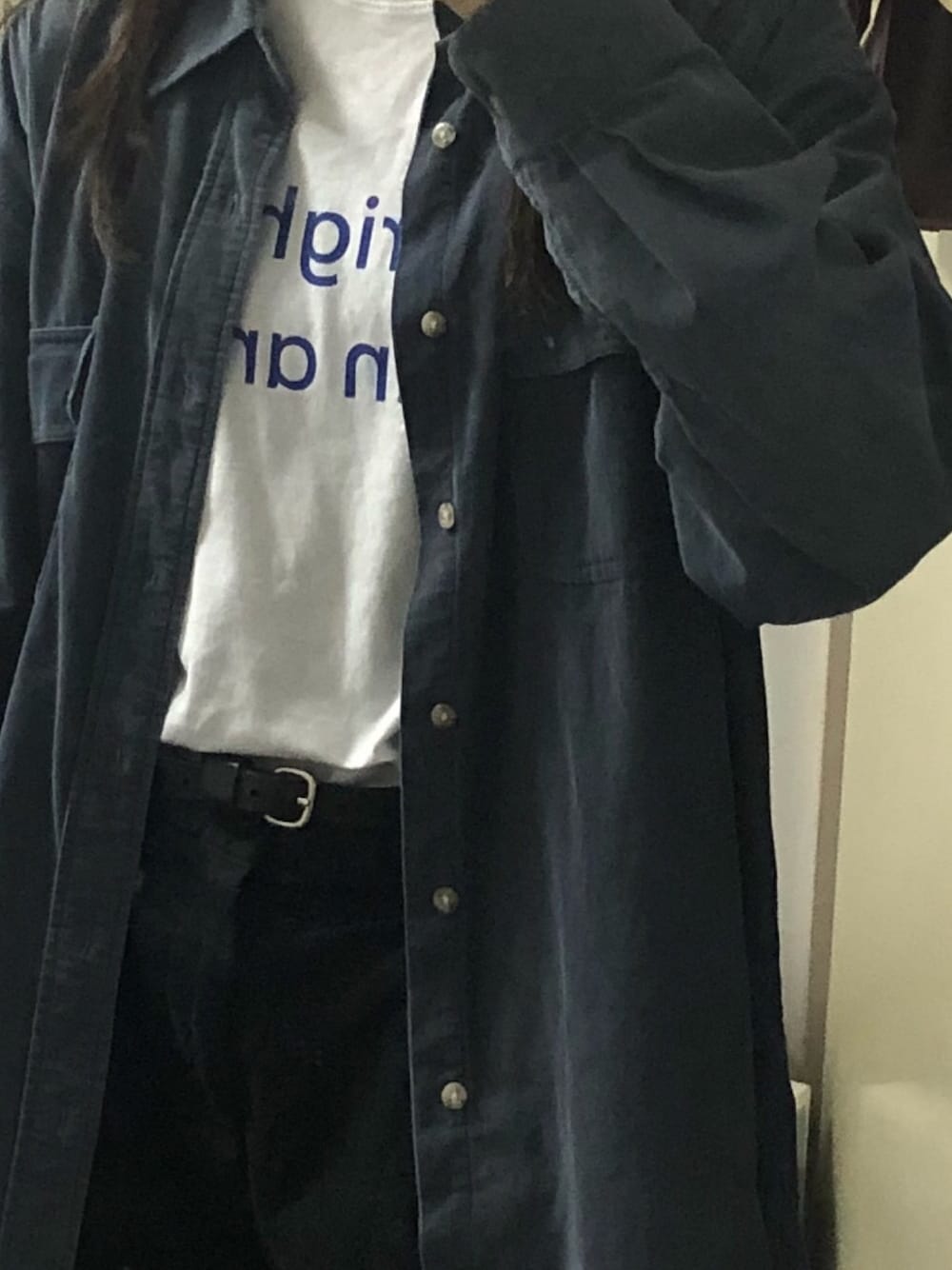 「白Tシャツ、コーデュロイシャツ」｜「usedのアイテム（シャツ/ブラウス、ブルー系）」を使った、shiさん（レディース・164cm）の春コーディネートの1枚目の写真