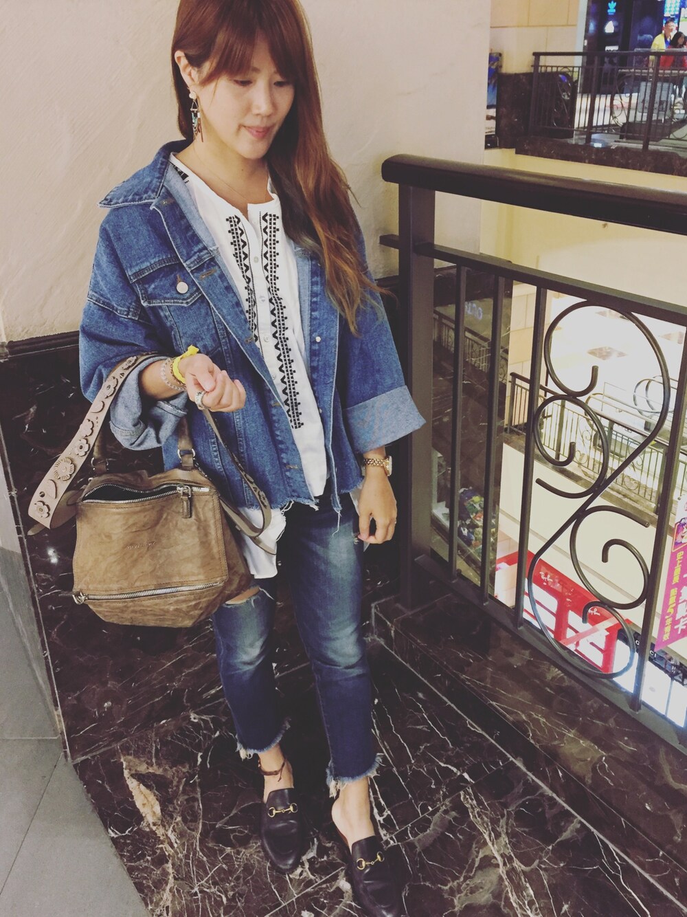 ホワイト系のシャツ/ブラウス、ブルー系のデニムパンツ、ブラック系のその他シューズを着用したレディースの春コーディネートの1枚目の写真