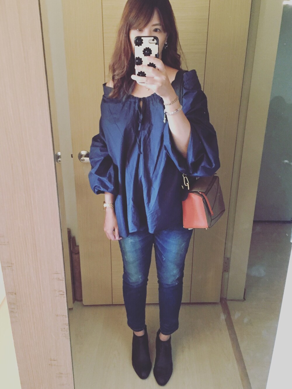 ブルー系のシャツ/ブラウス、ブルー系のデニムパンツ、その他のバッグを着用したレディースの秋コーディネートの1枚目の写真