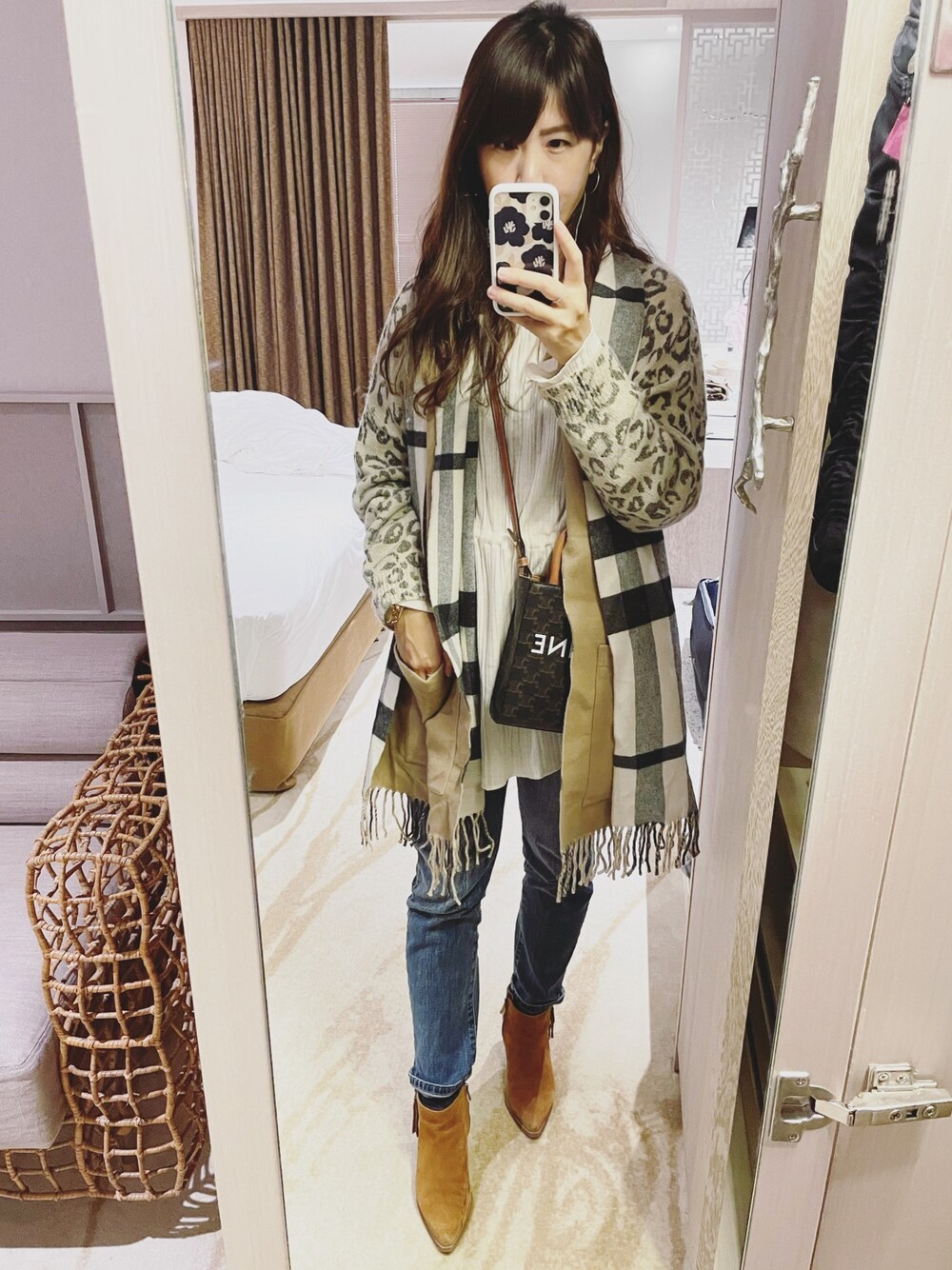 「Ungrid、SupremeLaLa、LOWRYS FARM、Sam Edelman、Fossil、burberry、CELINE、Taiwan、ootd」｜「UngridのウエストギャザーロングスリーブTee（Tシャツ/カットソー、ホワイト系）」を使った、Winnie C 🇹🇼さん（レディース・163cm）の冬コーディネートの1枚目の写真
