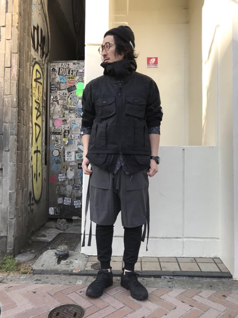「カジュアルコーデ、はるコーデ、重ね着、雨の日コーデ、黒、ベスト、マウンテンパーカー、F/CE.、GRAMICCI、リブパンツ」｜「GramicciのGRAMICCI (グラミチ）COOL MAX KNIT NARROW RIB PANTS　クールマックスニットナロリブパンツ（その他パンツ、ブラック系）」を使った、A.高橋さん（メンズ・171cm）の春コーディネートの1枚目の写真
