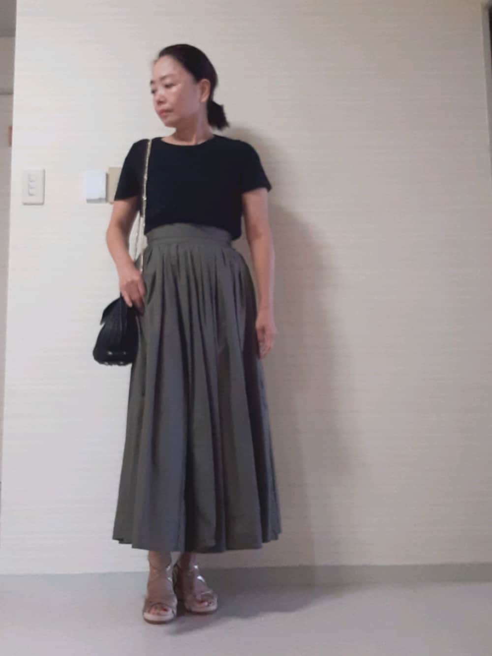 「今日のコーデ、シンプル、着回しコーデ、通勤コーデ、オトナ女子、きれいめカジュアル、ロングスカート、Tシャツ、ZARA、かごバッグ」｜「ZOZOのクルーネックTシャツ［WOMEN］（Tシャツ/カットソー、ブラック系）」を使った、tomonsさん（レディース・155cm）の夏コーディネートの1枚目の写真