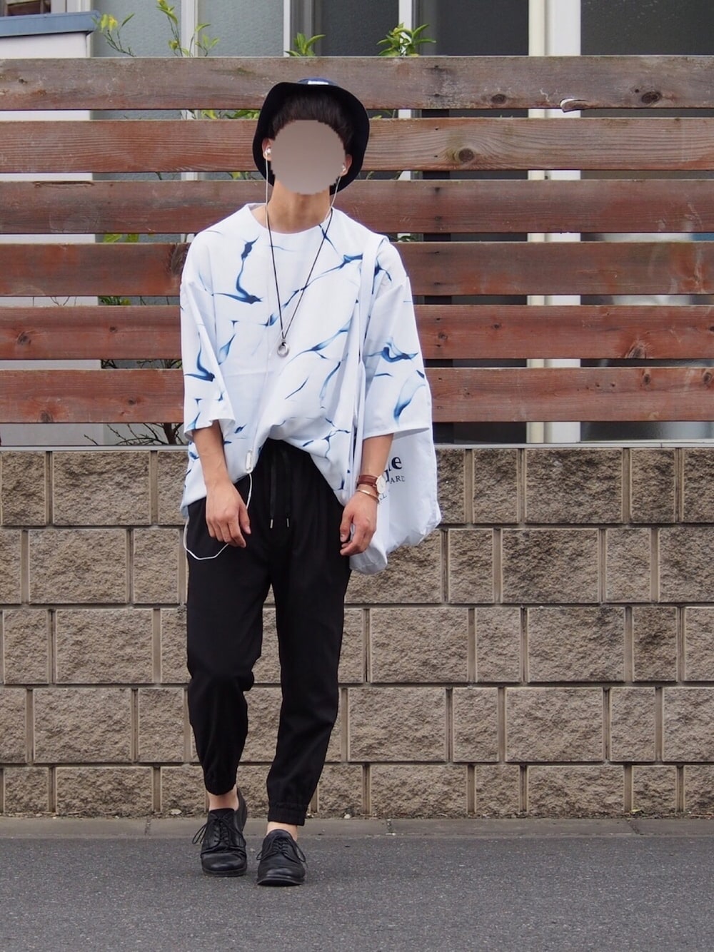 ホワイト系のTシャツ/カットソー、ホワイト系のトートバッグ、ブラック系のその他パンツを着用したメンズの夏コーディネートの1枚目の写真