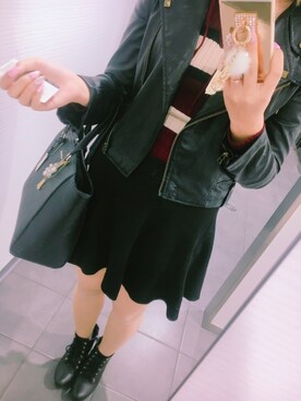 「黒スカート」｜「アイテム（ライダースジャケット）」を使った、하서윤さん（レディース・164cm）の秋コーディネート